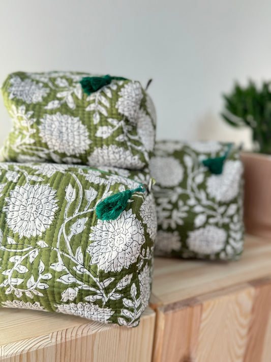 Jolie trousse de beauté ou de toilette, en coton matelassé indiens, impression au bloc de bois motif fleuri vert kaki