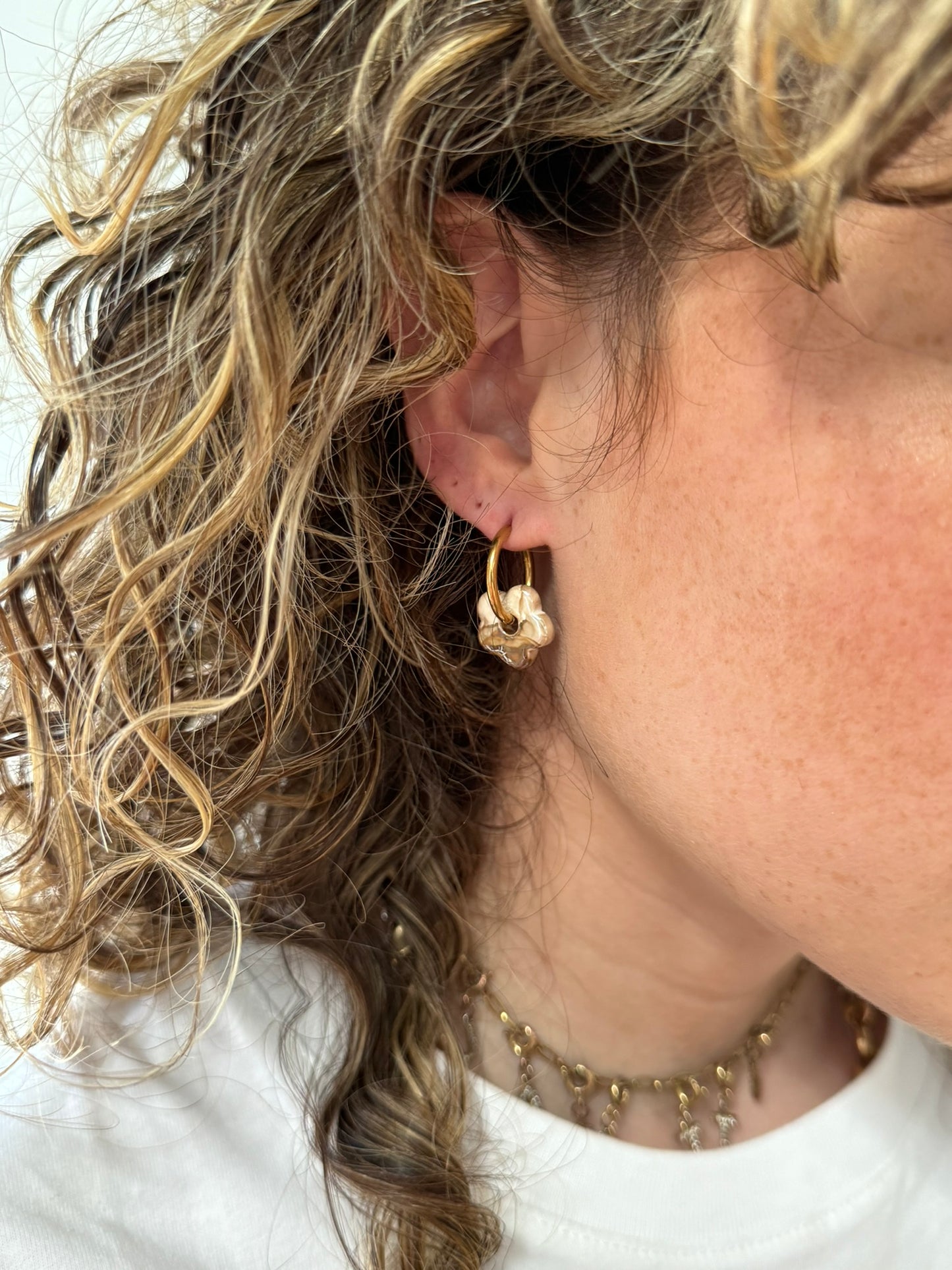 Boucles d'oreilles doré ou argenté avec pampilles petite fleurs beige, perles interchangeables, bijoux en céramique pour femmes et acier