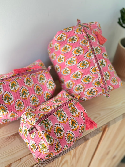 Jolie trousse de beauté ou de toilette, en coton matelassé indiens, impression au bloc de bois motif fleuri rose et jaune