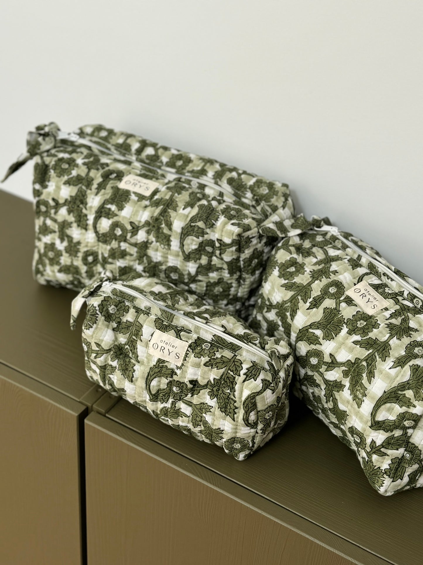 Trousse de beauté ou de toilette en tissu matelassé, taille au choix - Bertille sauge