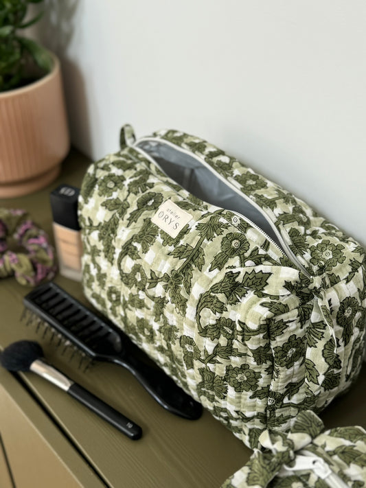 Trousse de beauté ou de toilette en tissu matelassé, taille au choix - Bertille sauge