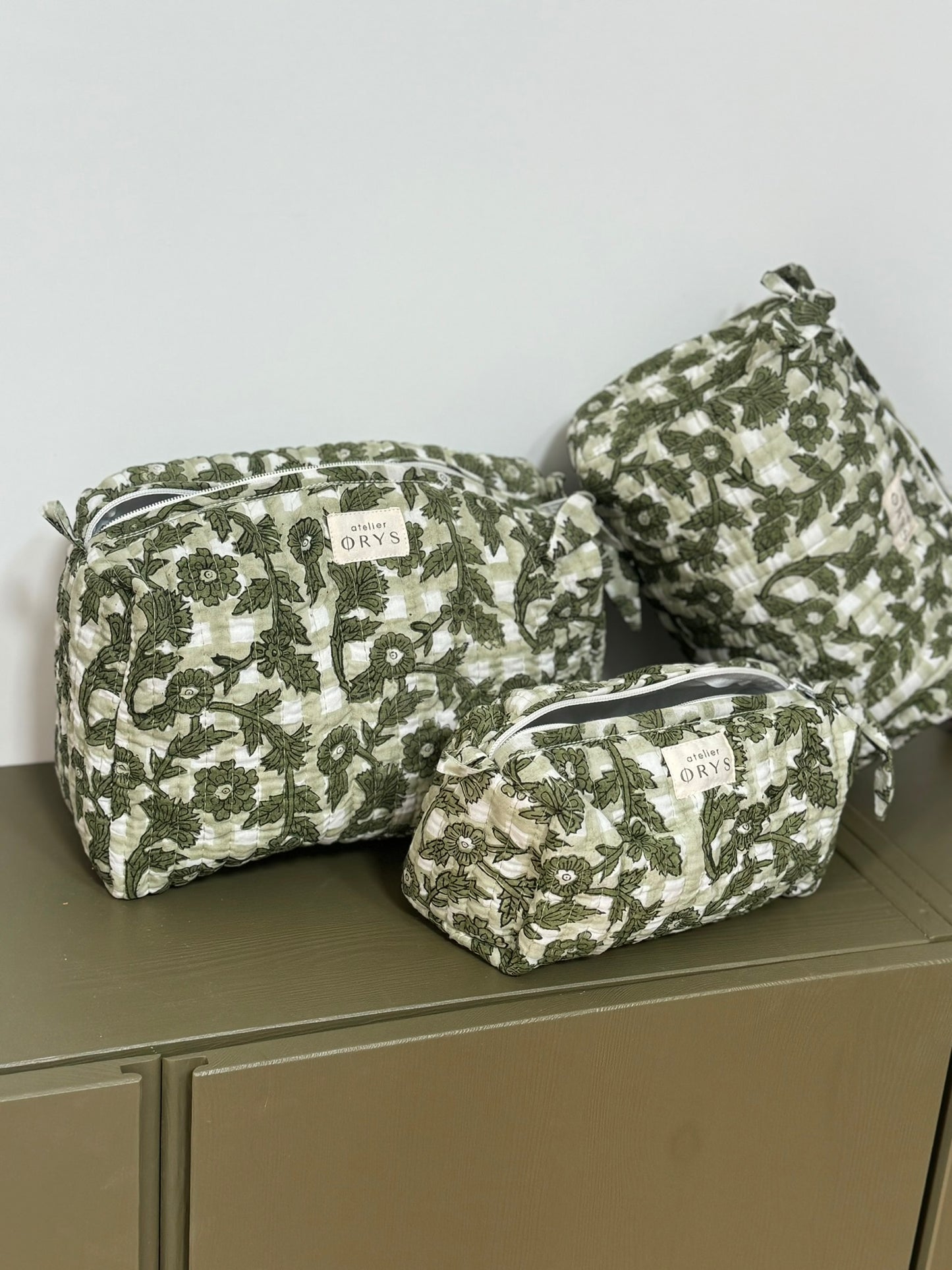 Trousse de beauté ou de toilette en tissu matelassé, taille au choix - Bertille sauge