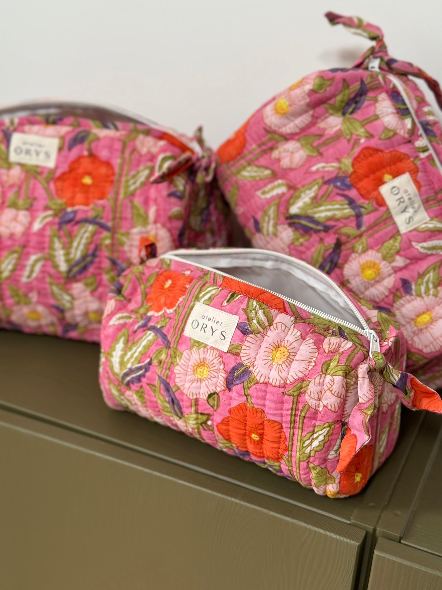 Trousse de beauté ou de toilette en tissu matelassé fleuri rose - Olympe Rosa