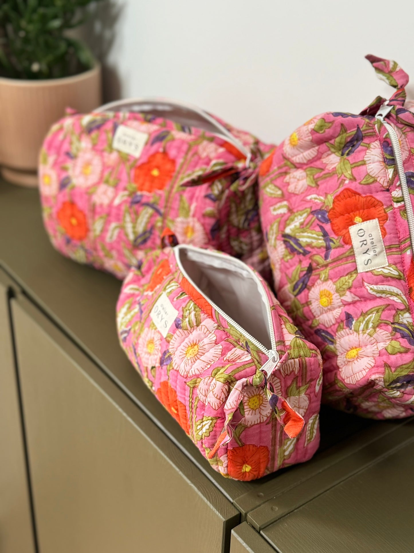 Trousse de beauté ou de toilette en tissu matelassé fleuri rose - Olympe Rosa