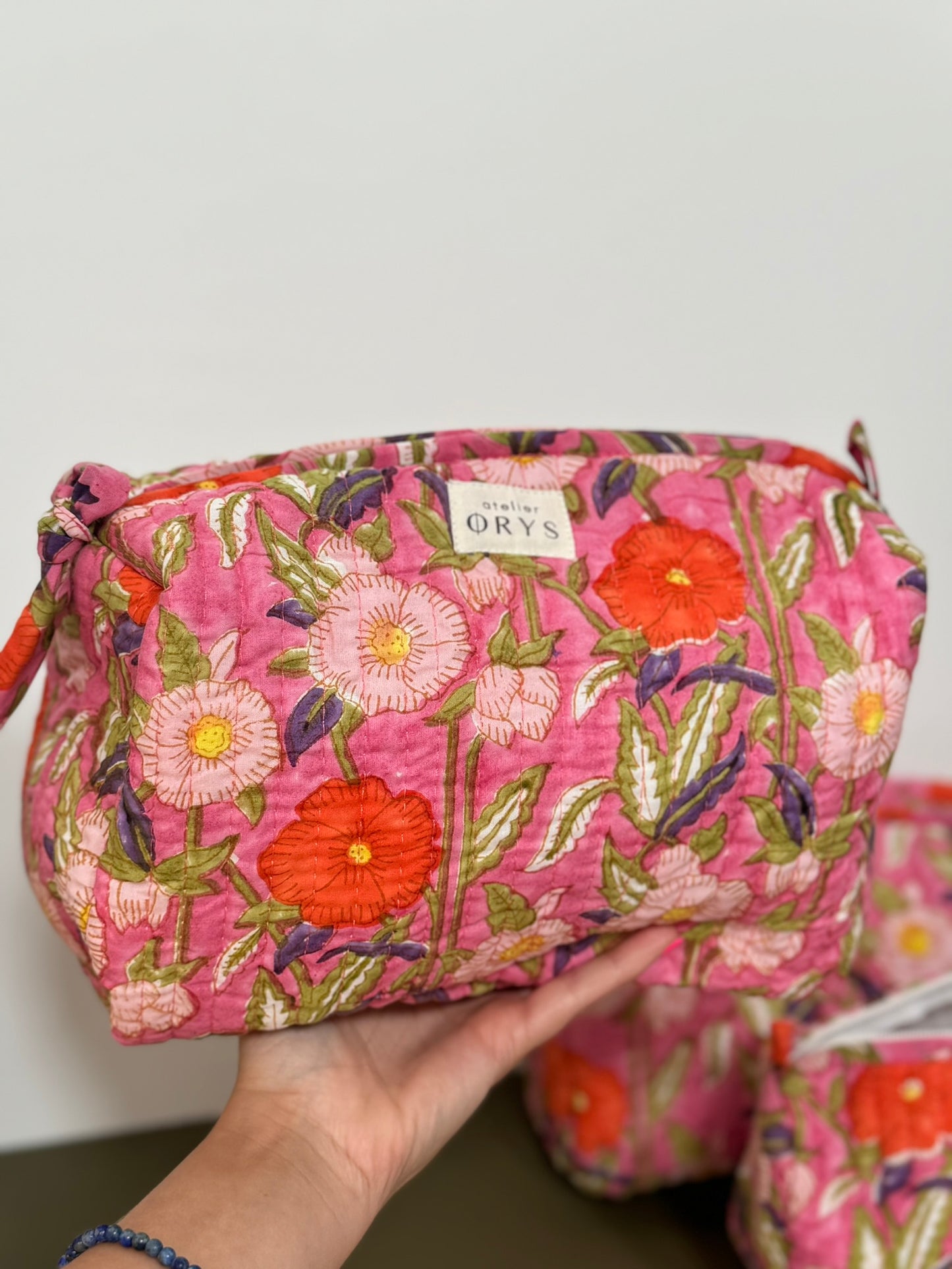 Trousse de beauté ou de toilette en tissu matelassé fleuri rose - Olympe Rosa