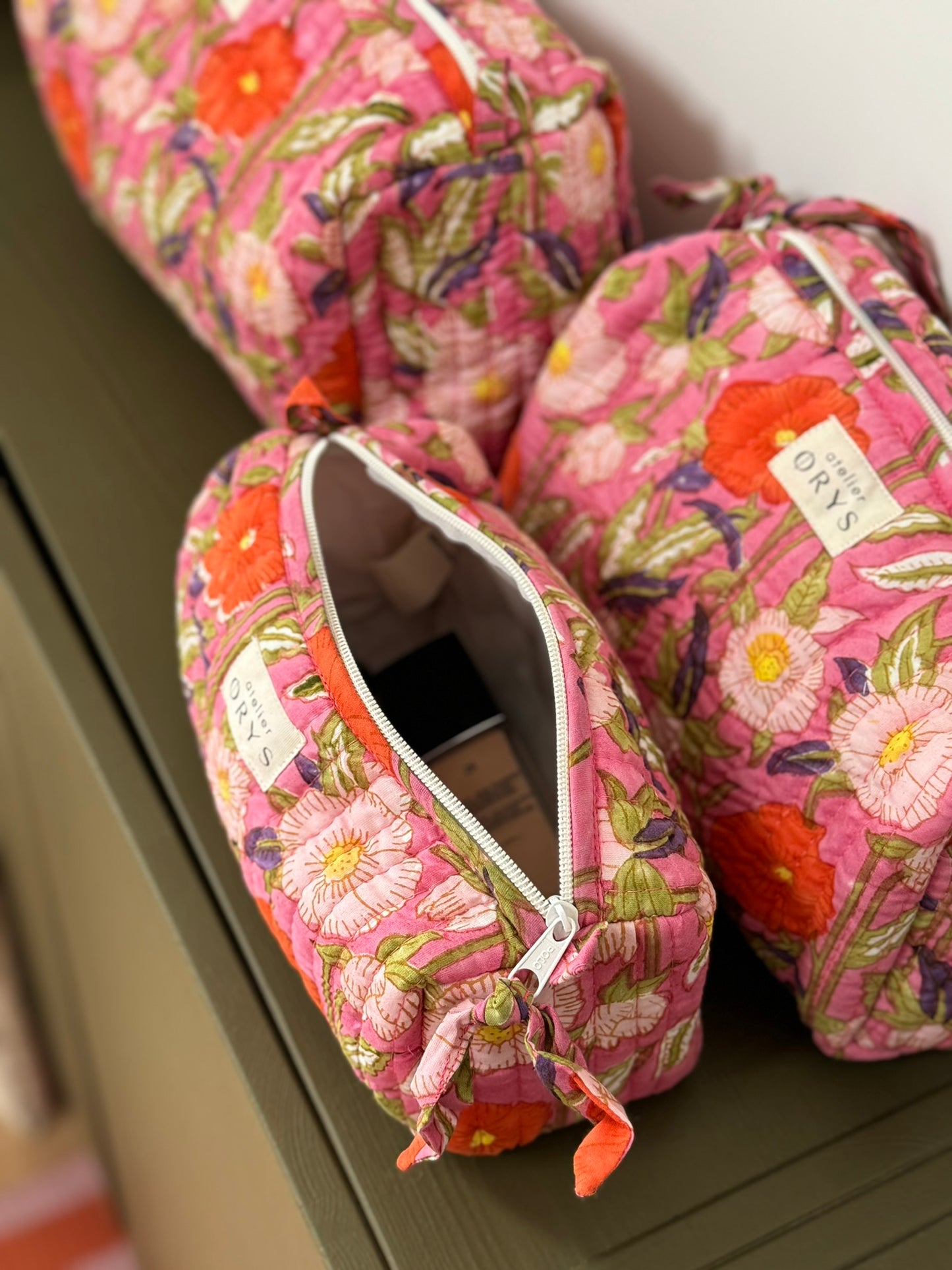 Trousse de beauté ou de toilette en tissu matelassé fleuri rose - Olympe Rosa