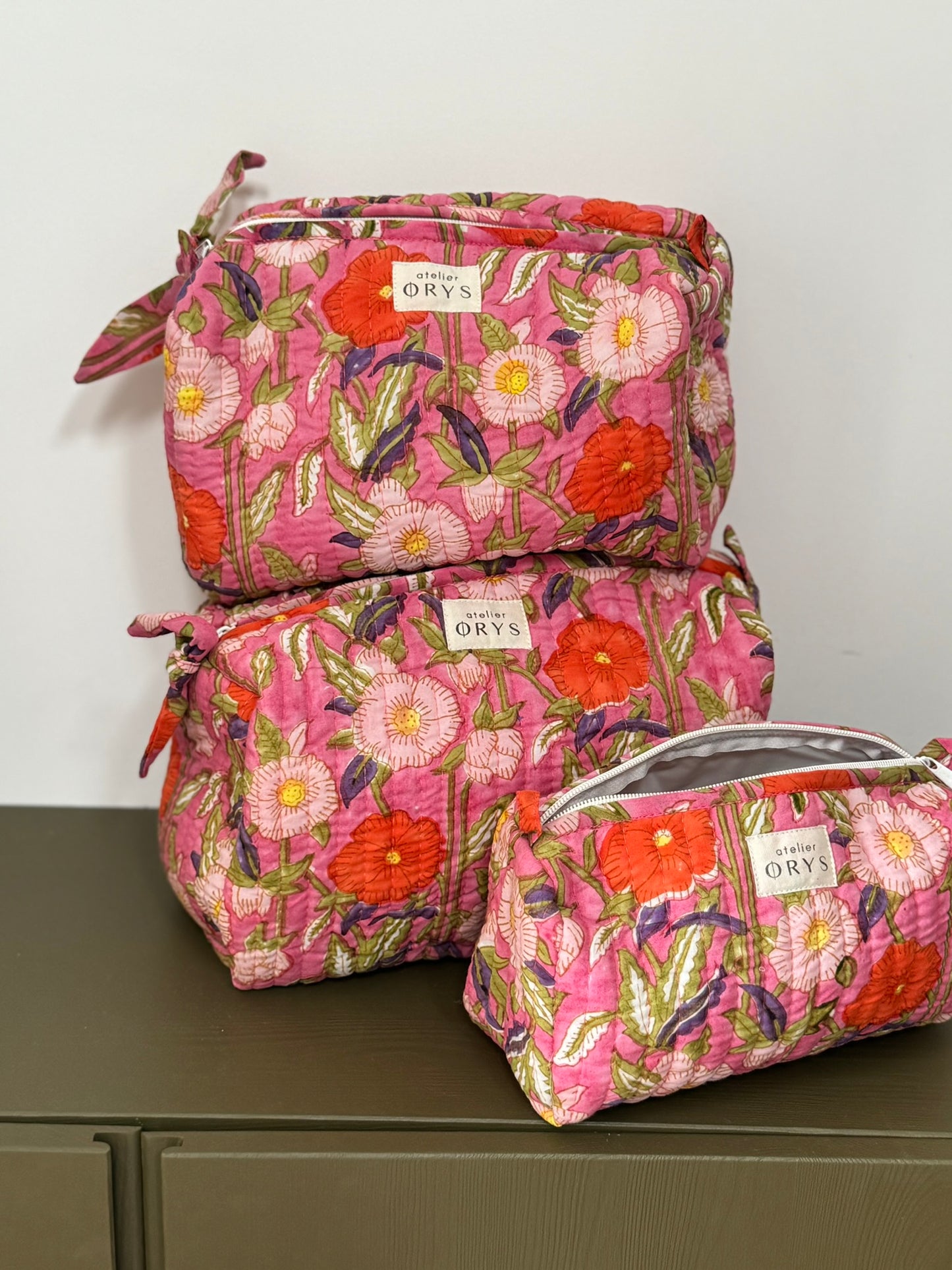 Trousse de beauté ou de toilette en tissu matelassé fleuri rose - Olympe Rosa