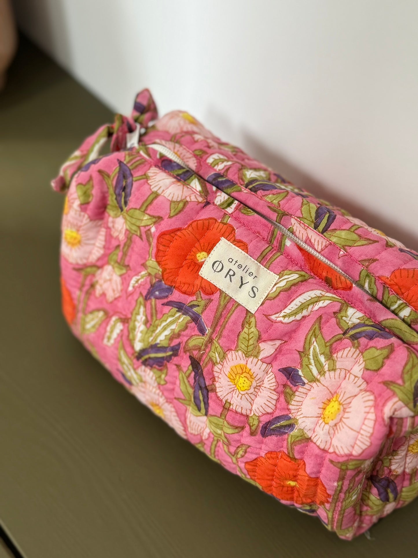 Trousse de beauté ou de toilette en tissu matelassé fleuri rose - Olympe Rosa