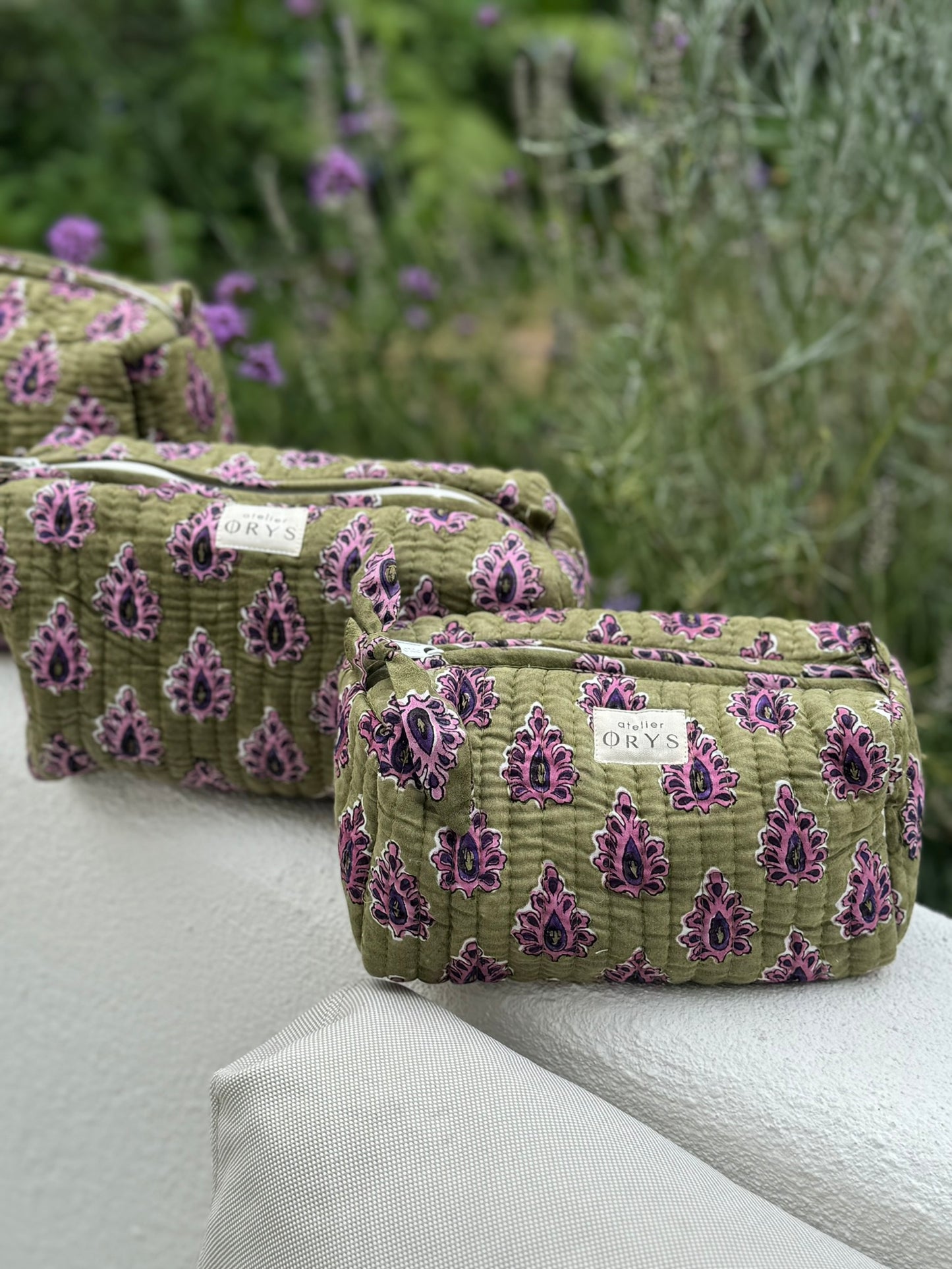 Trousse de beauté ou de toilette en tissu matelassé, taille au choix - Carmen Pourpre