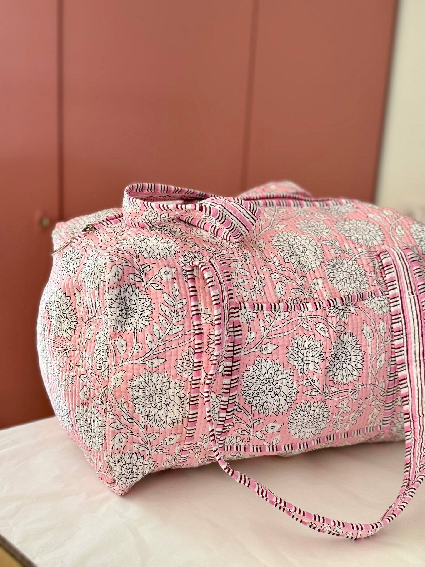 Grand duffle bag rose en tissus indien blockprint, 100% coton matelassé, fait-main à Jaipur