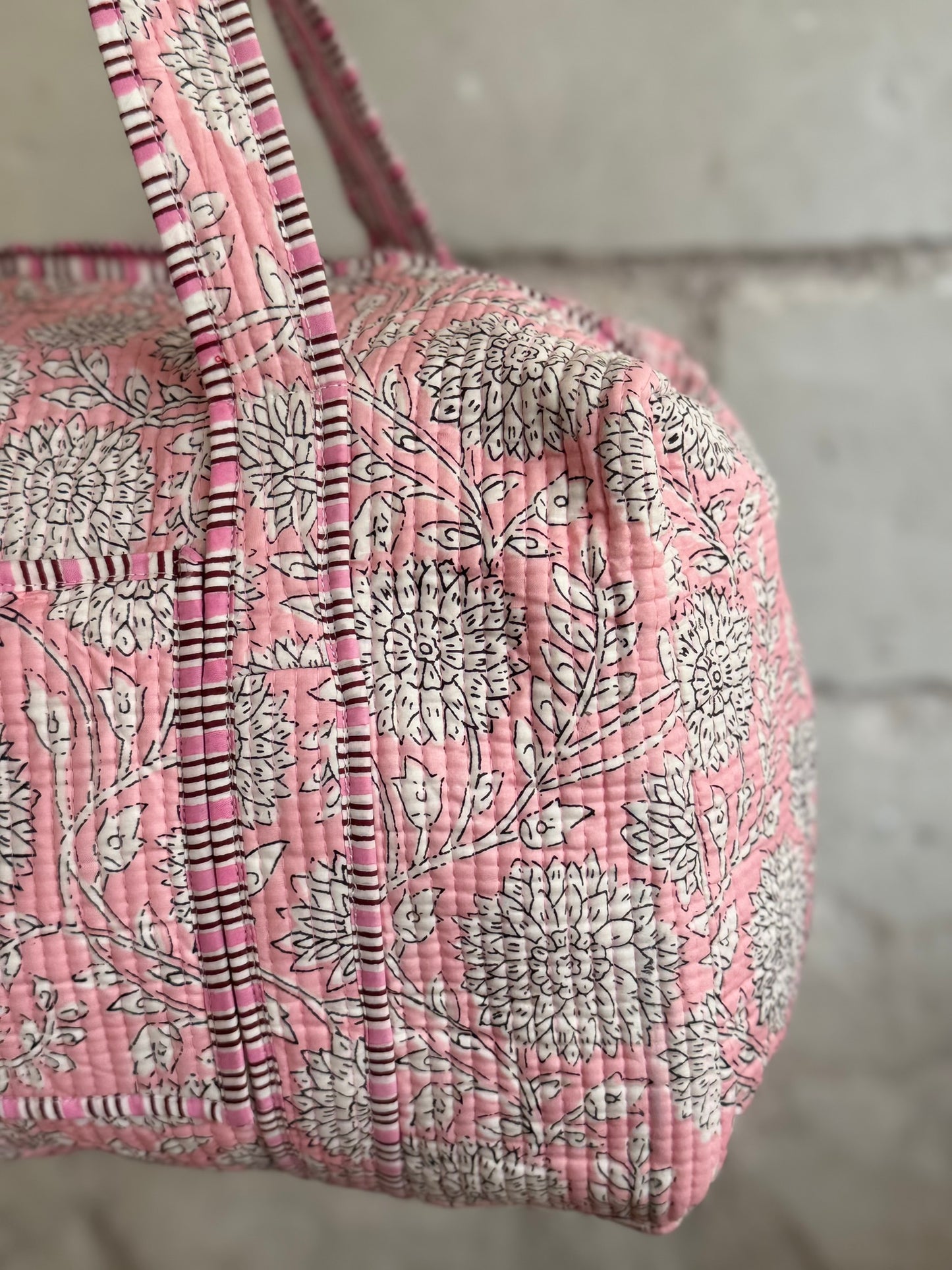 Grand duffle bag rose en tissus indien blockprint, 100% coton matelassé, fait-main à Jaipur