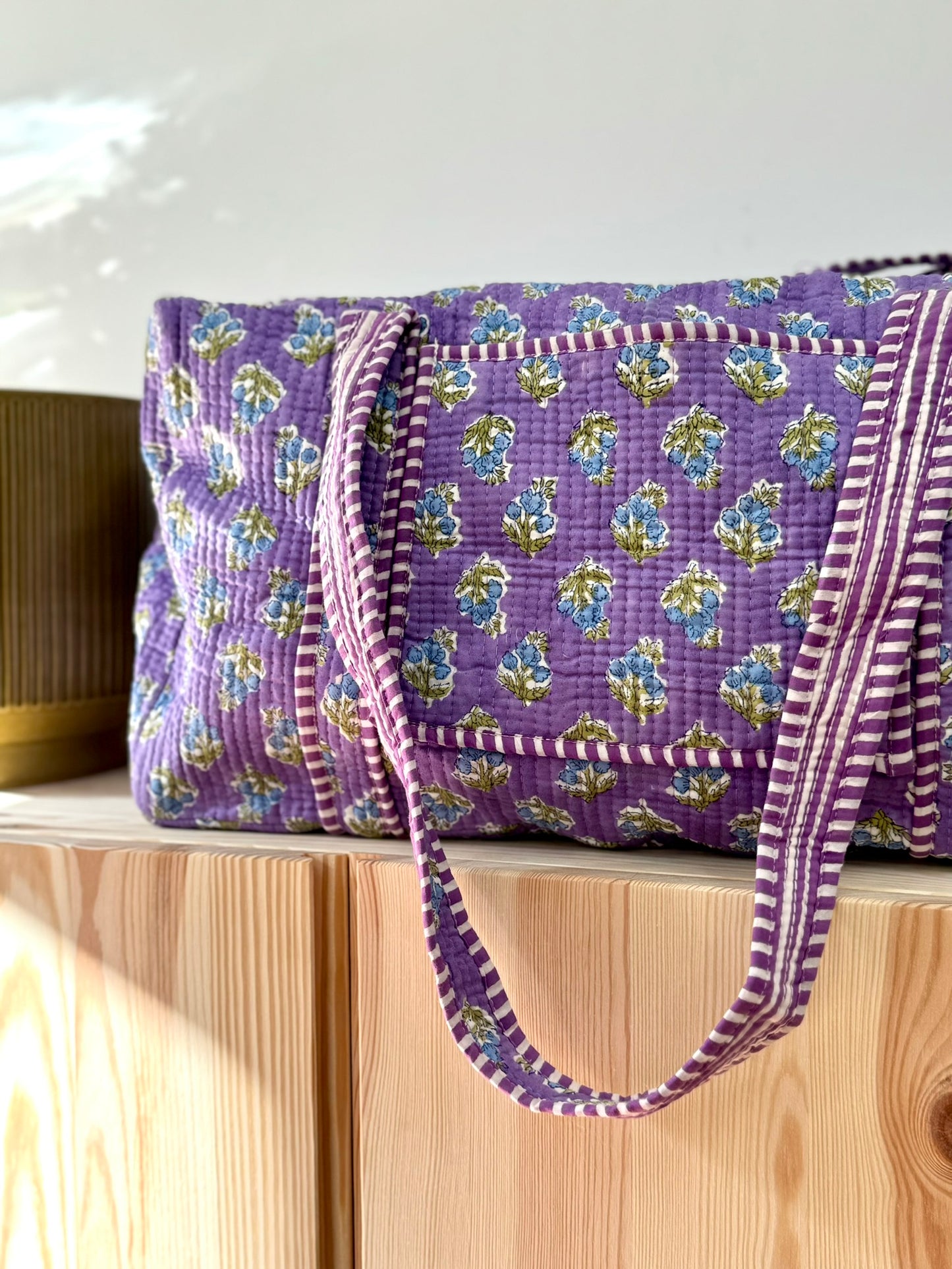 Grand sac week-end matelassé en tissu indien 100% coton, imprimé fleuris violet