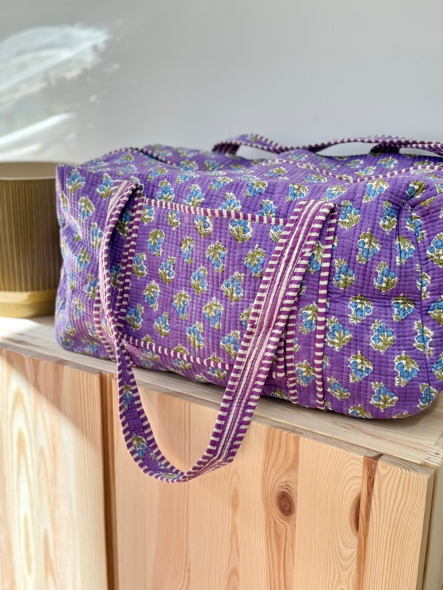 Grand sac week-end matelassé en tissu indien 100% coton, imprimé fleuris violet