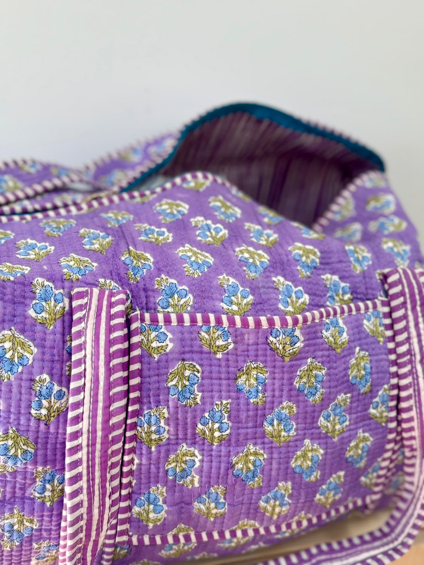 Grand sac week-end matelassé en tissu indien 100% coton, imprimé fleuris violet