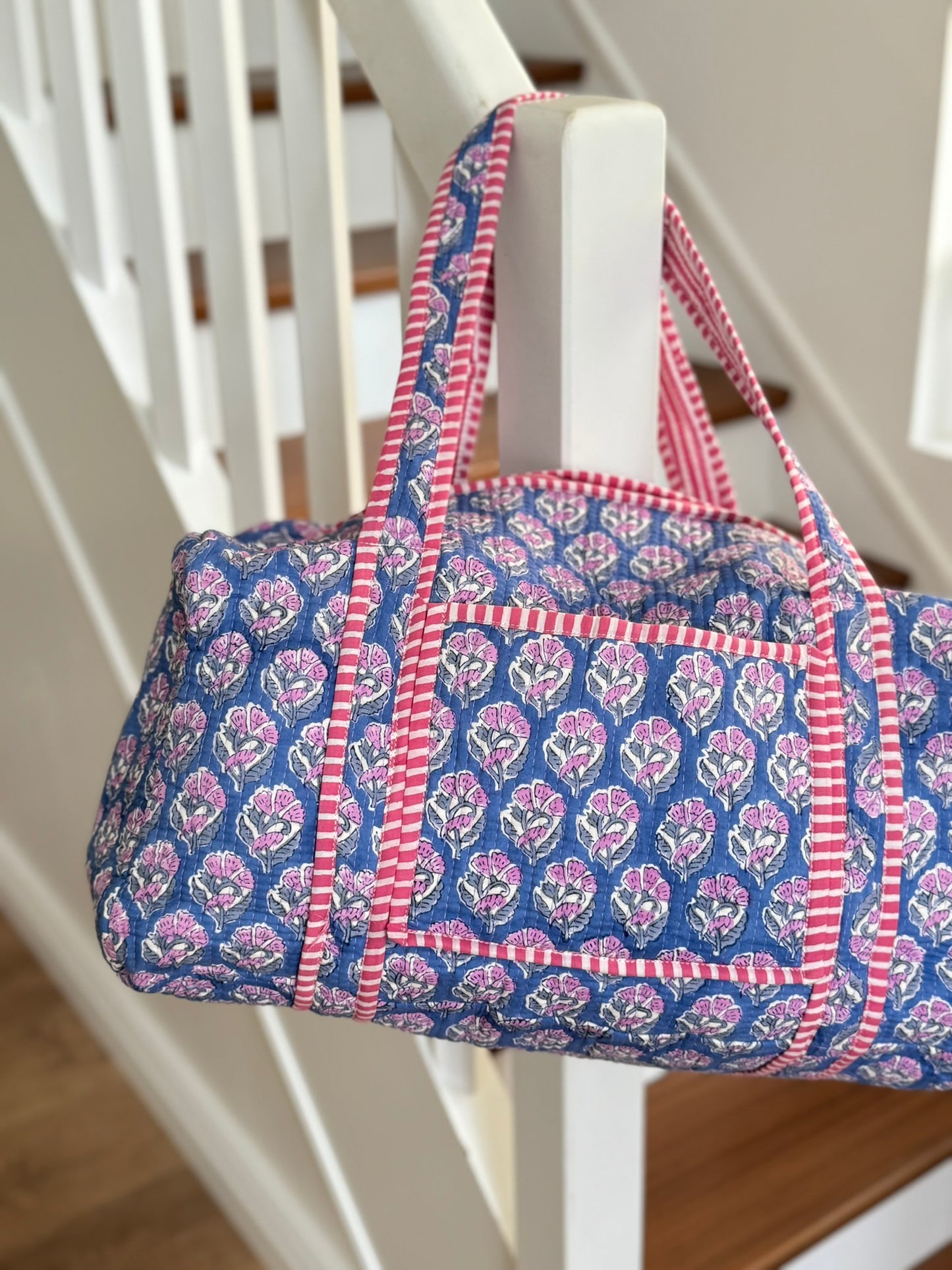 Grand sac week-end matelassé en tissu indien 100% coton, imprimé fleuris bleu et rose