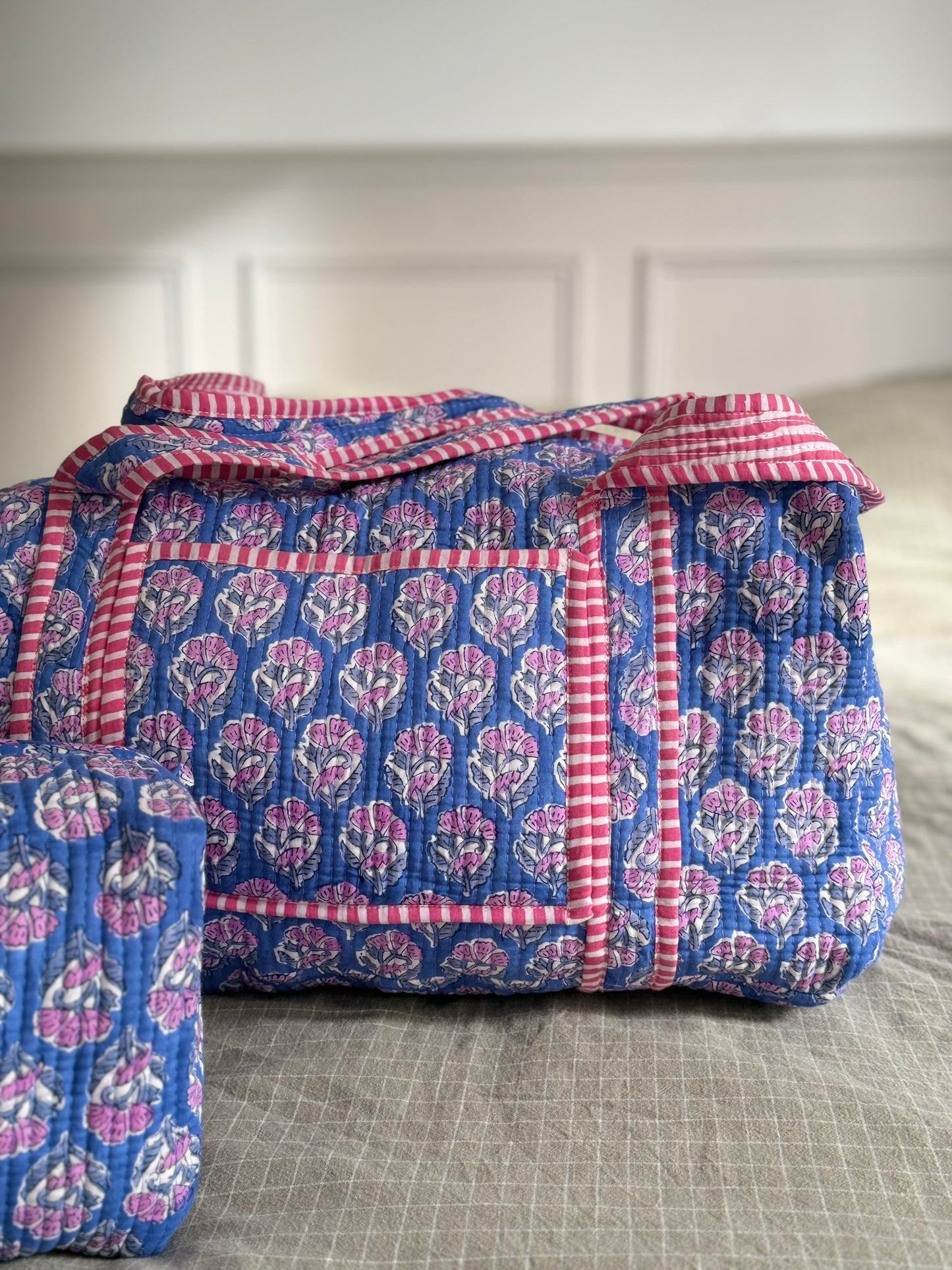 Grand sac week-end matelassé en tissu indien 100% coton, imprimé fleuris bleu et rose