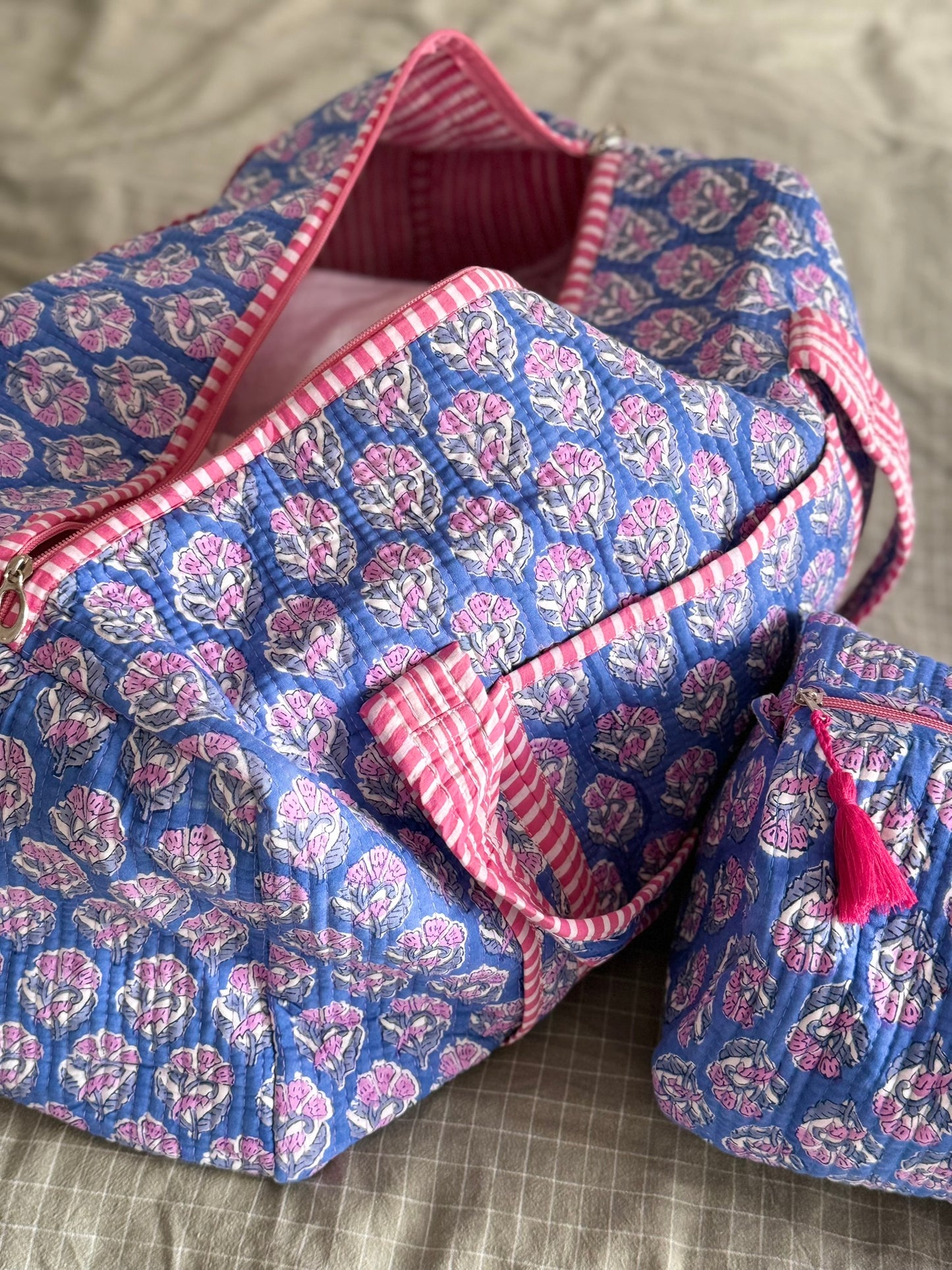 Grand sac week-end matelassé en tissu indien 100% coton, imprimé fleuris bleu et rose