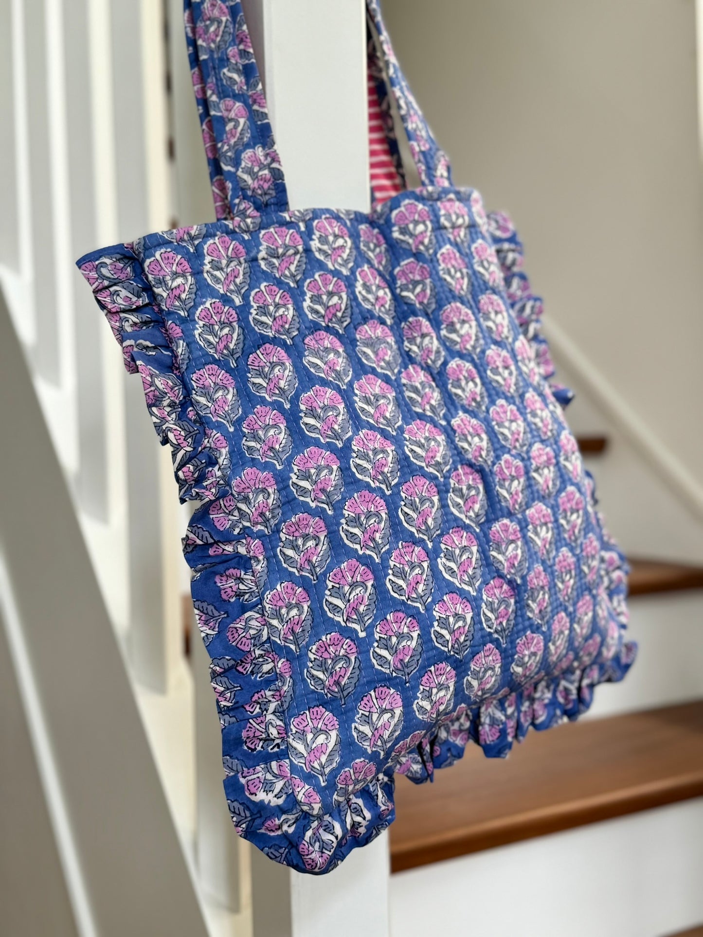 Tote bag matelassé Bleu et rose à volants motifs floral en tissus indien block print, 100% coton