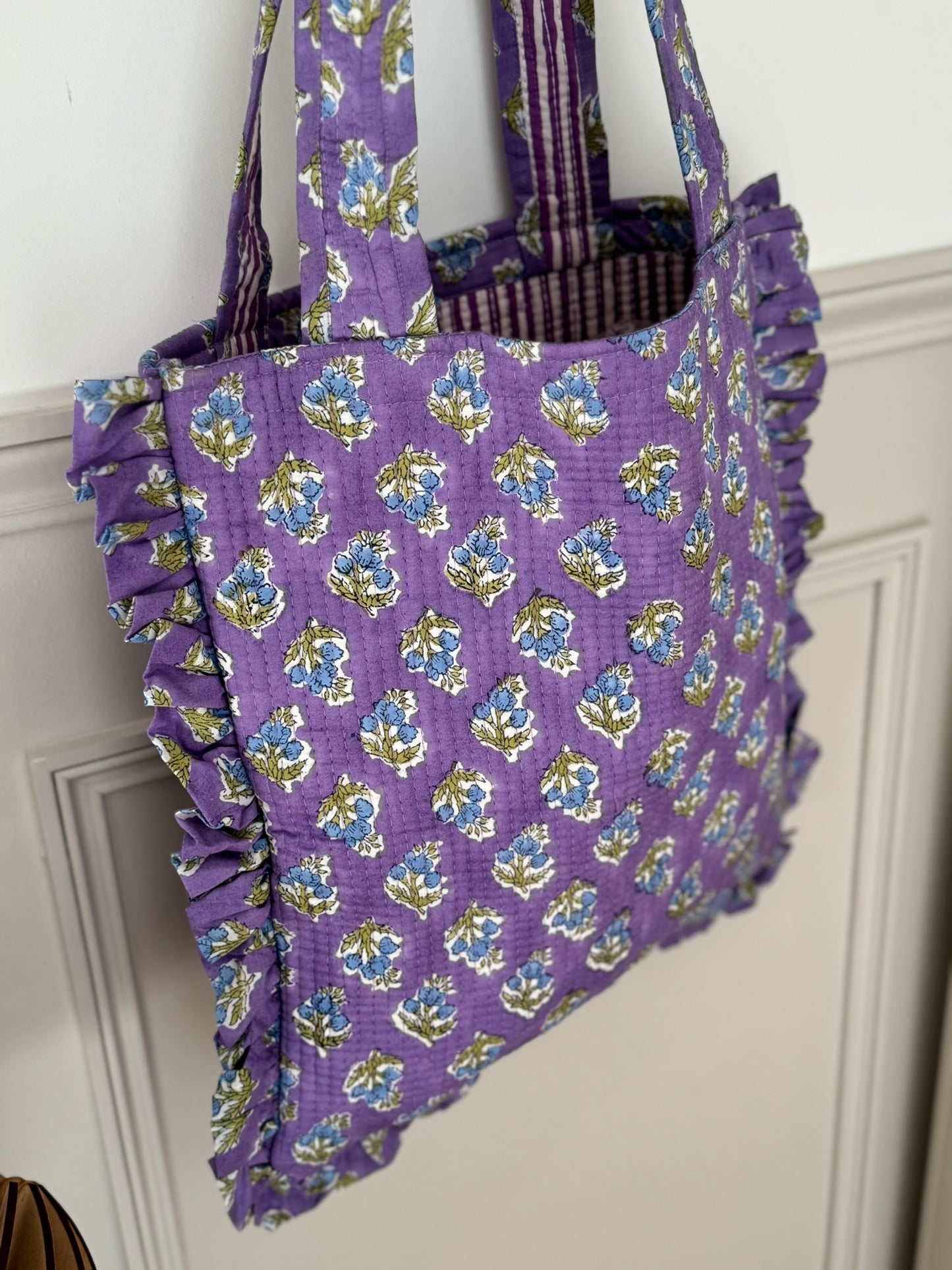 Tote bag matelassé violet à volants motifs floral en tissus indien block print, 100% coton