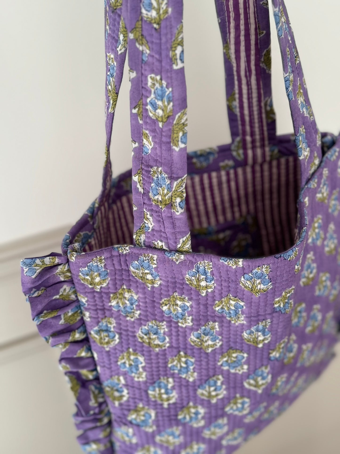 Tote bag matelassé violet à volants motifs floral en tissus indien block print, 100% coton