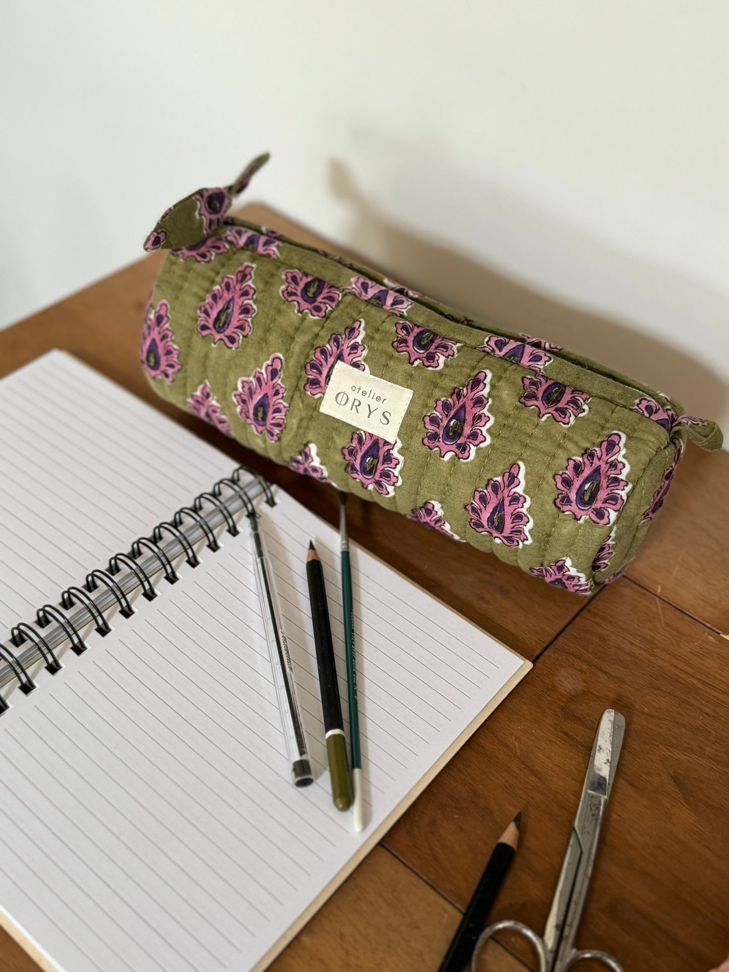 Trousse à crayons matelassée en tissu Indien blockprint modèle Carmen pourpre et kaki