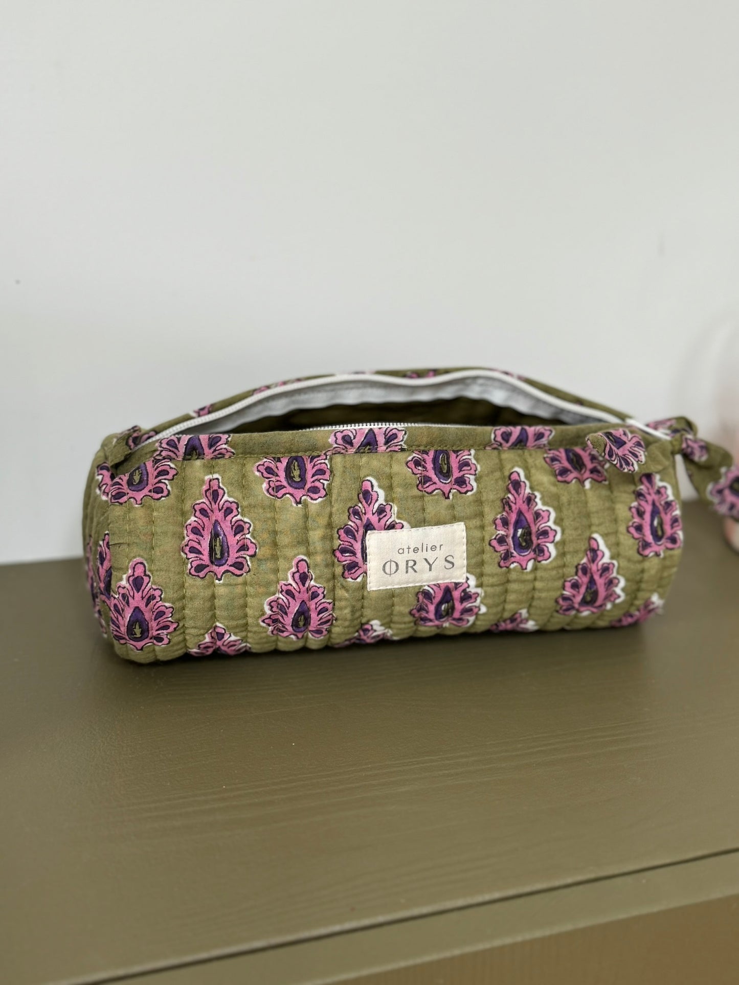 Trousse à crayons matelassée en tissu Indien blockprint modèle Carmen pourpre et kaki