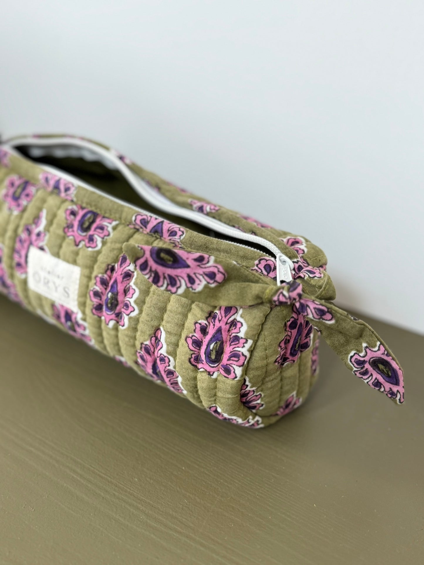 Trousse à crayons matelassée en tissu Indien blockprint modèle Carmen pourpre et kaki