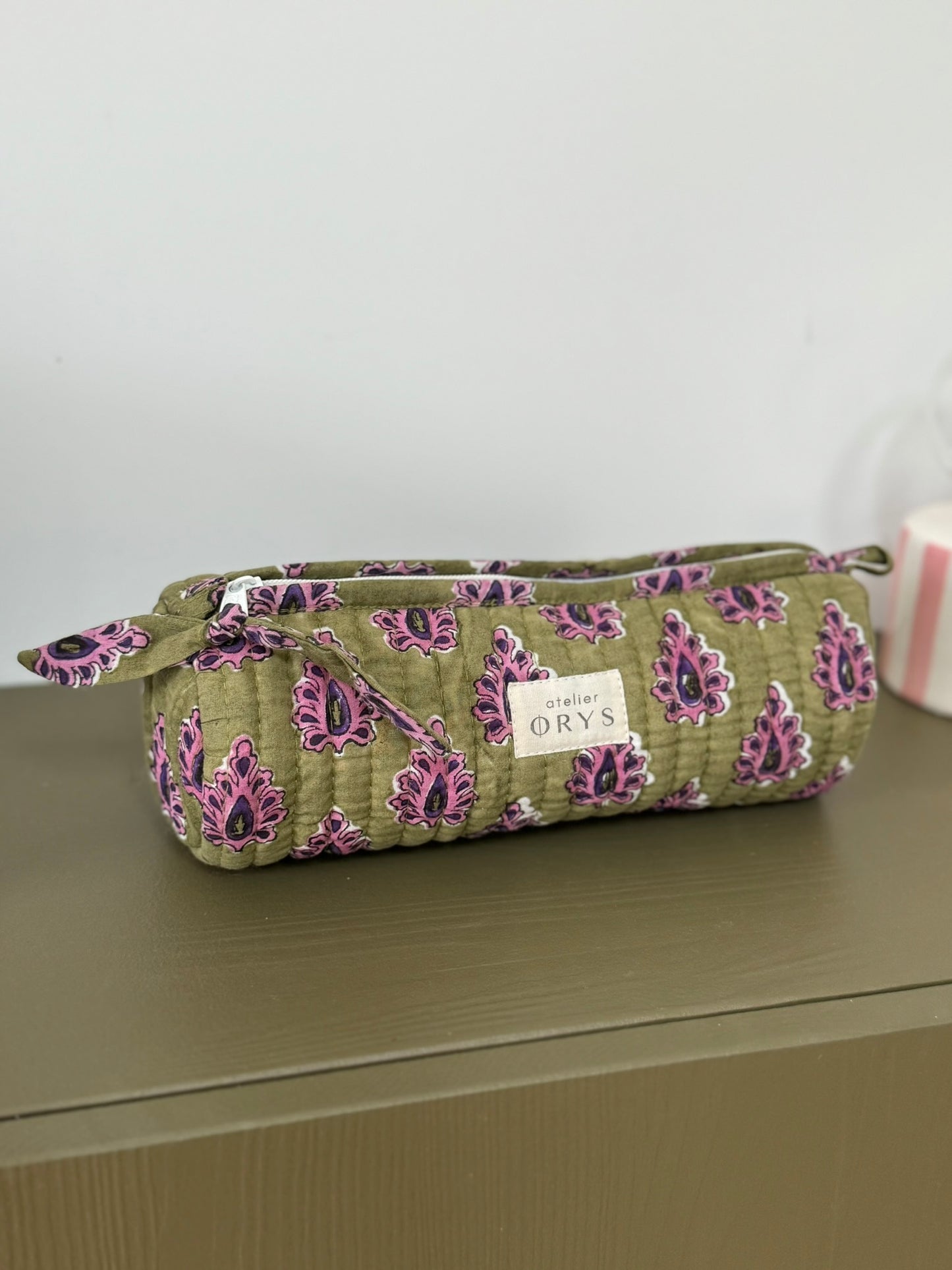 Trousse à crayons matelassée en tissu Indien blockprint modèle Carmen pourpre et kaki