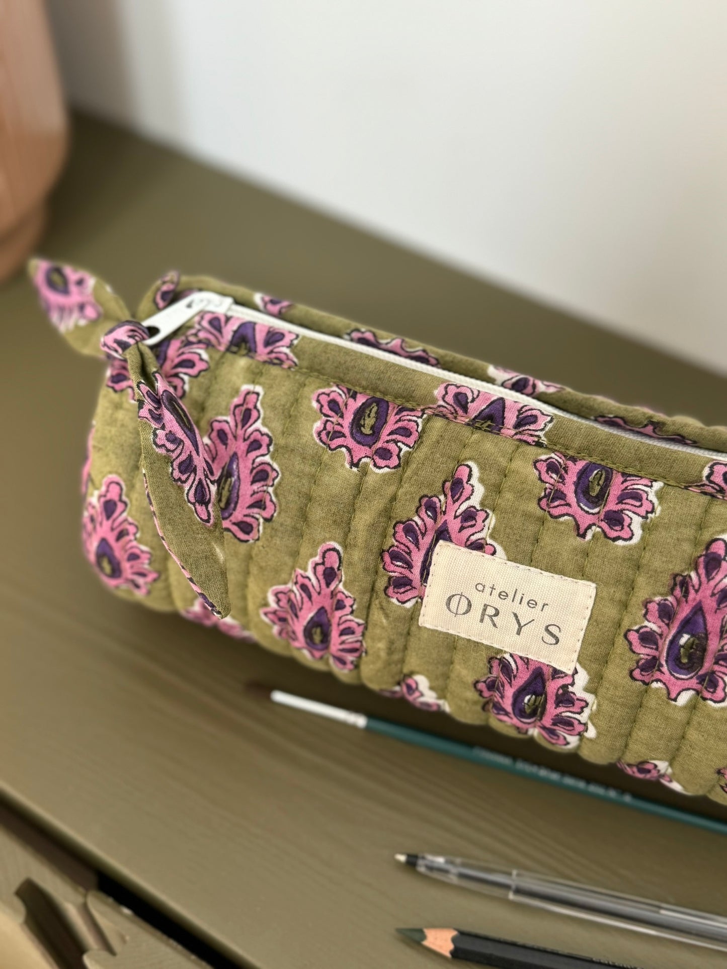 Trousse à crayons matelassée en tissu Indien blockprint modèle Carmen pourpre et kaki