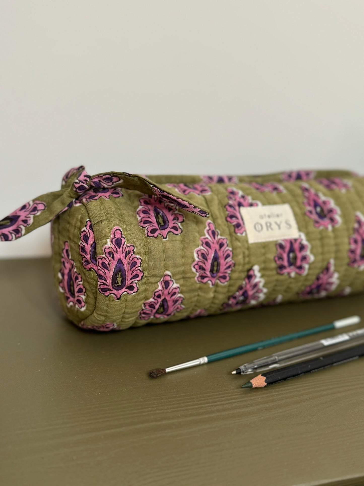 Trousse à crayons matelassée en tissu Indien blockprint modèle Carmen pourpre et kaki