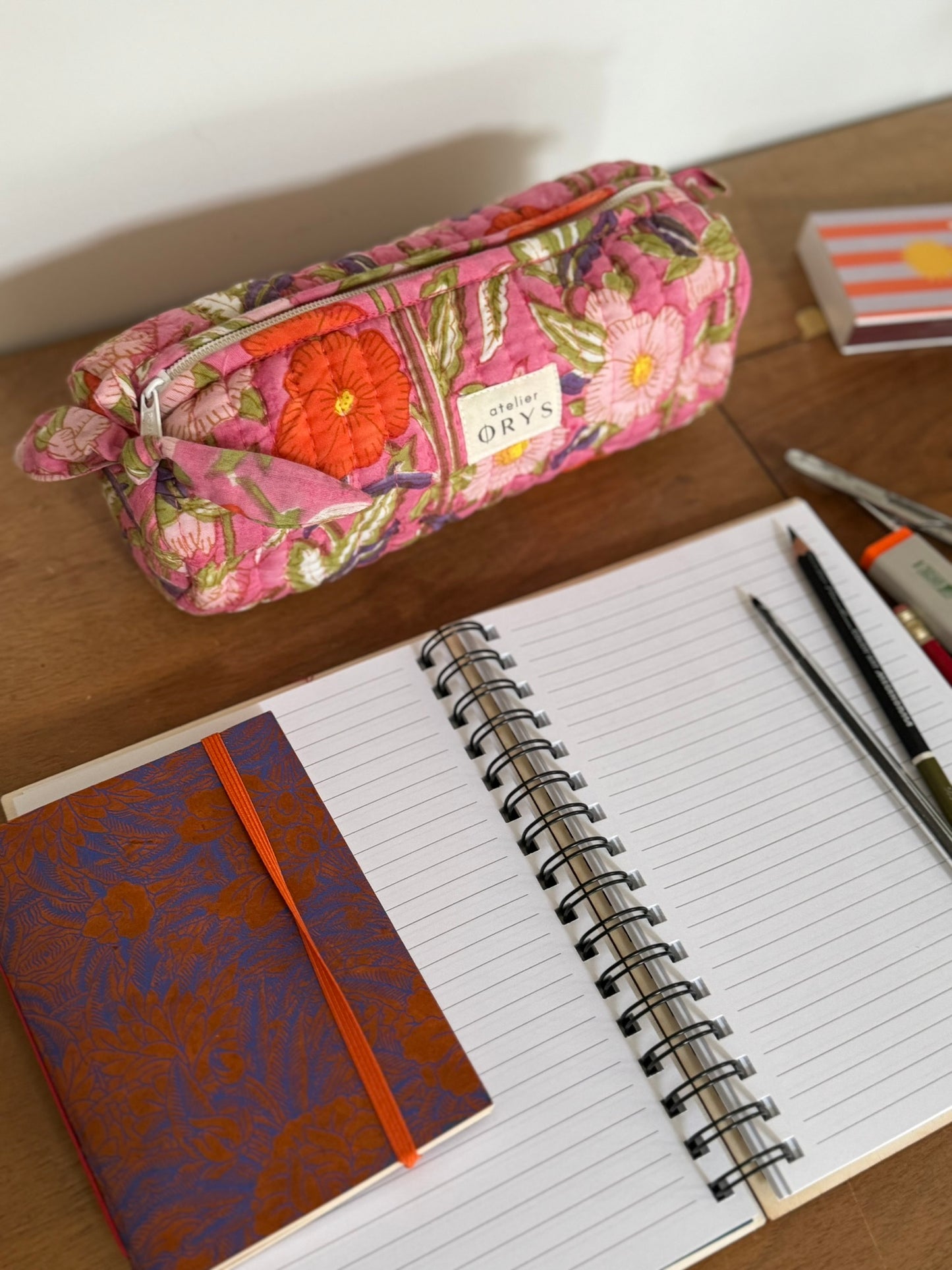 Trousse scolaire matelassée en tissu fleuri blockprint modèle Olympe Rosa