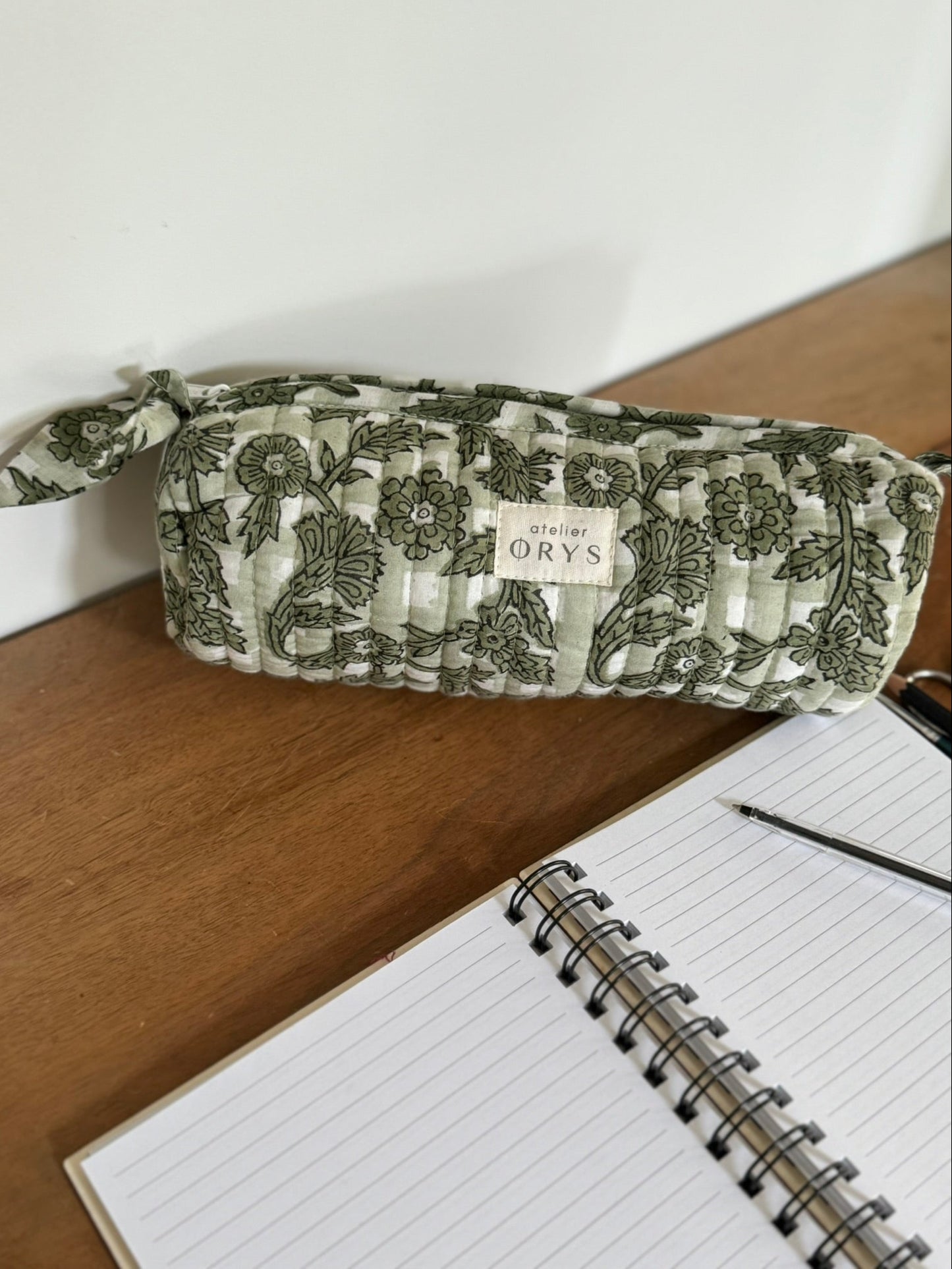 Trousse scolaire matelassée en tissu fleuri blockprint modèle Bertille sauge