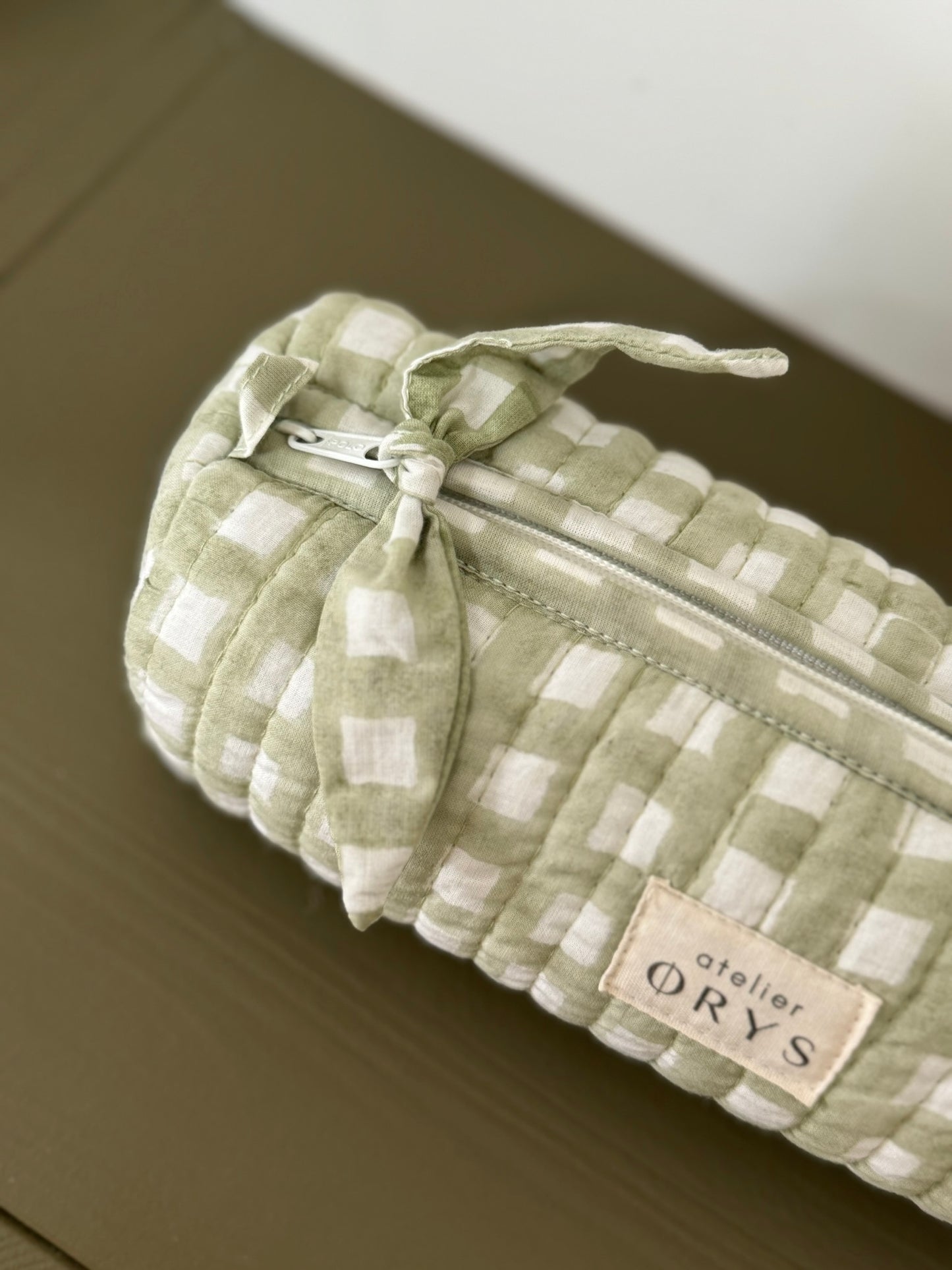 Trousse à crayons matelassée en tissu Indien vichy modèle Ysé vert menthe