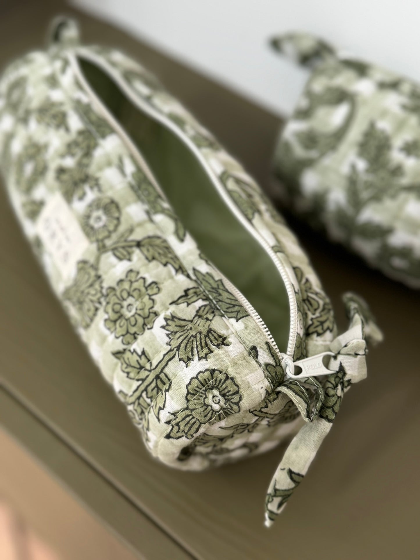 Trousse scolaire matelassée en tissu fleuri blockprint modèle Bertille sauge