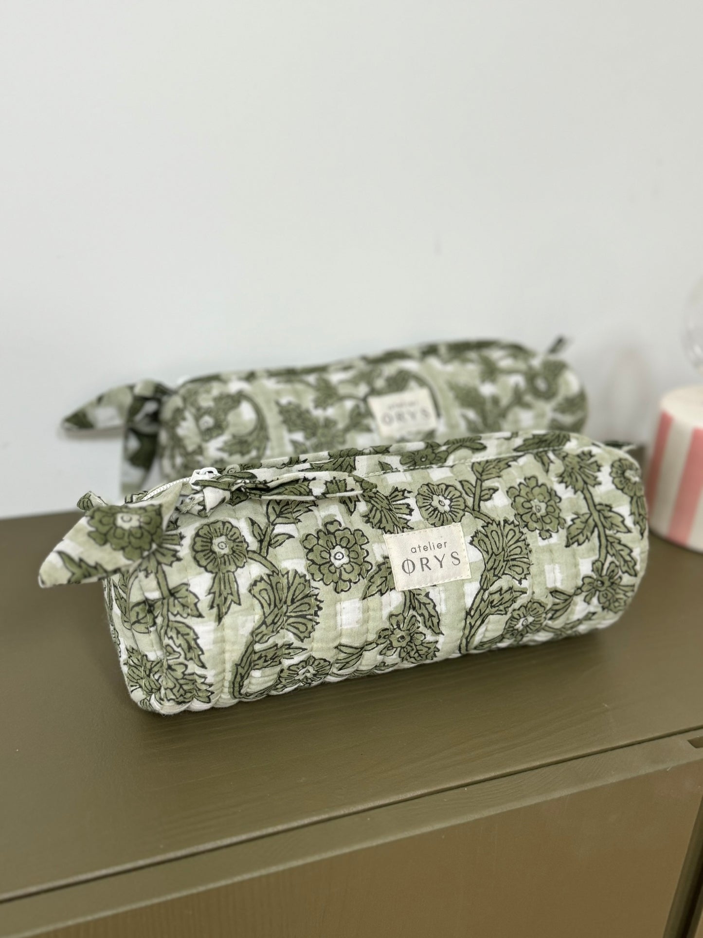 Trousse scolaire matelassée en tissu fleuri blockprint modèle Bertille sauge