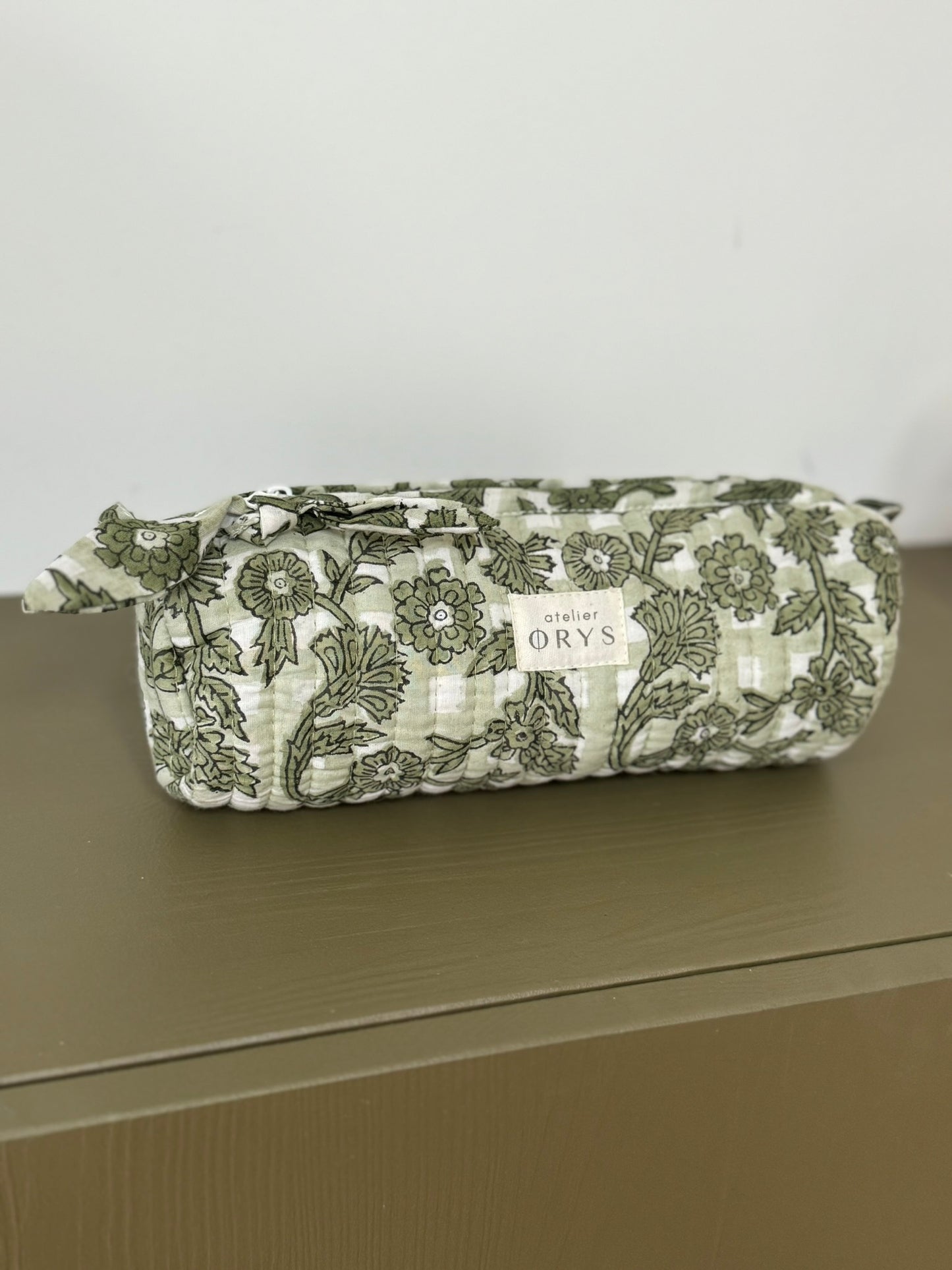 Trousse scolaire matelassée en tissu fleuri blockprint modèle Bertille sauge