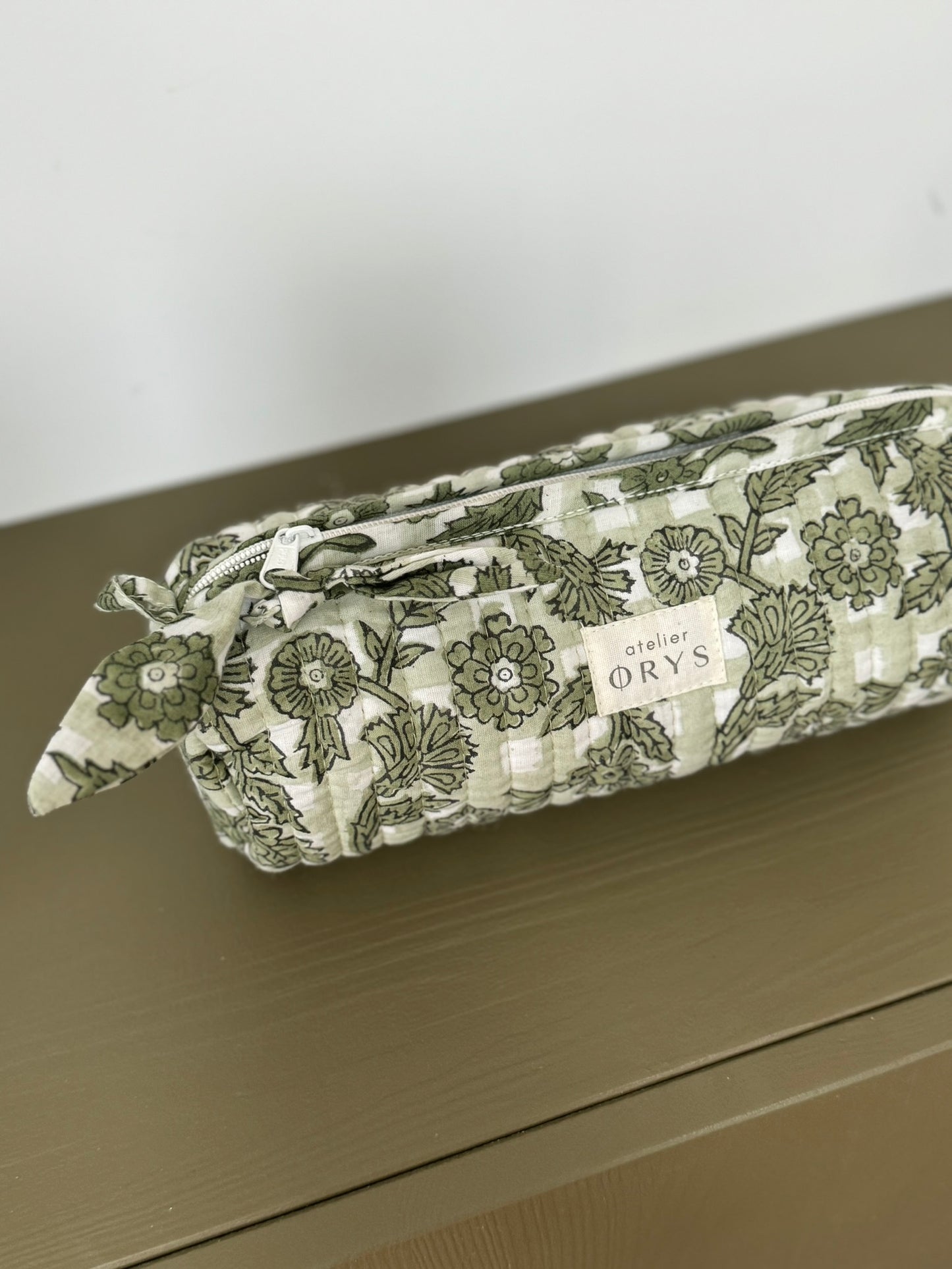 Trousse scolaire matelassée en tissu fleuri blockprint modèle Bertille sauge