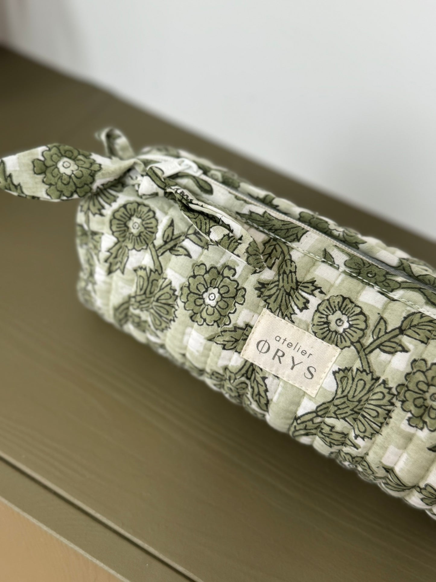 Trousse scolaire matelassée en tissu fleuri blockprint modèle Bertille sauge