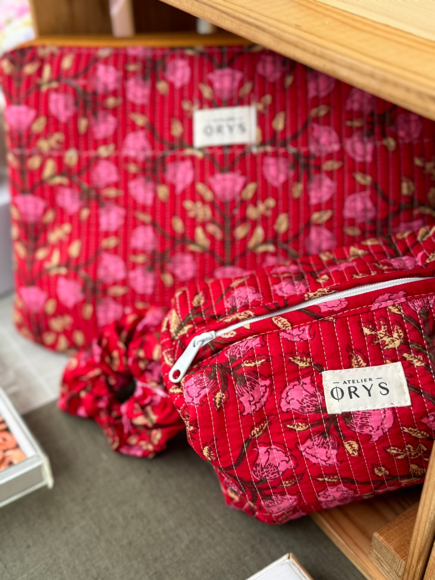 Jolie trousse de beauté ou de toilette, en coton matelassé indiens block print couleur rouge coquelicot