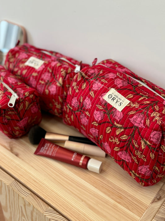 Jolie trousse de beauté ou de toilette, en coton matelassé indiens block print couleur rouge coquelicot