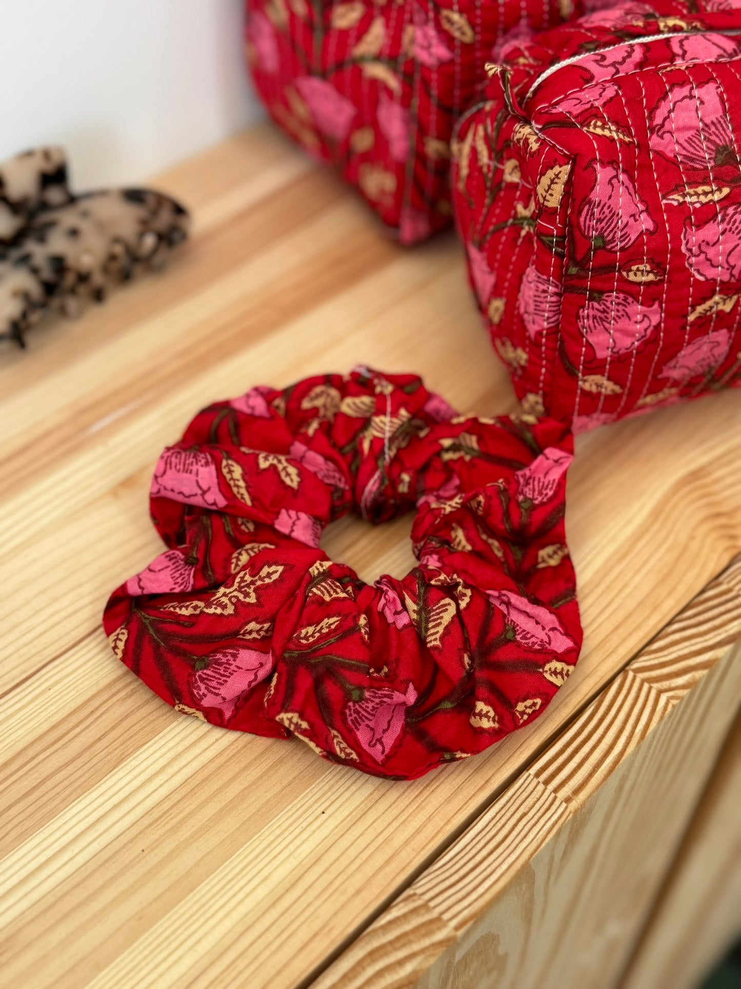 Jolie trousse de beauté ou de toilette, en coton matelassé indiens block print couleur rouge coquelicot