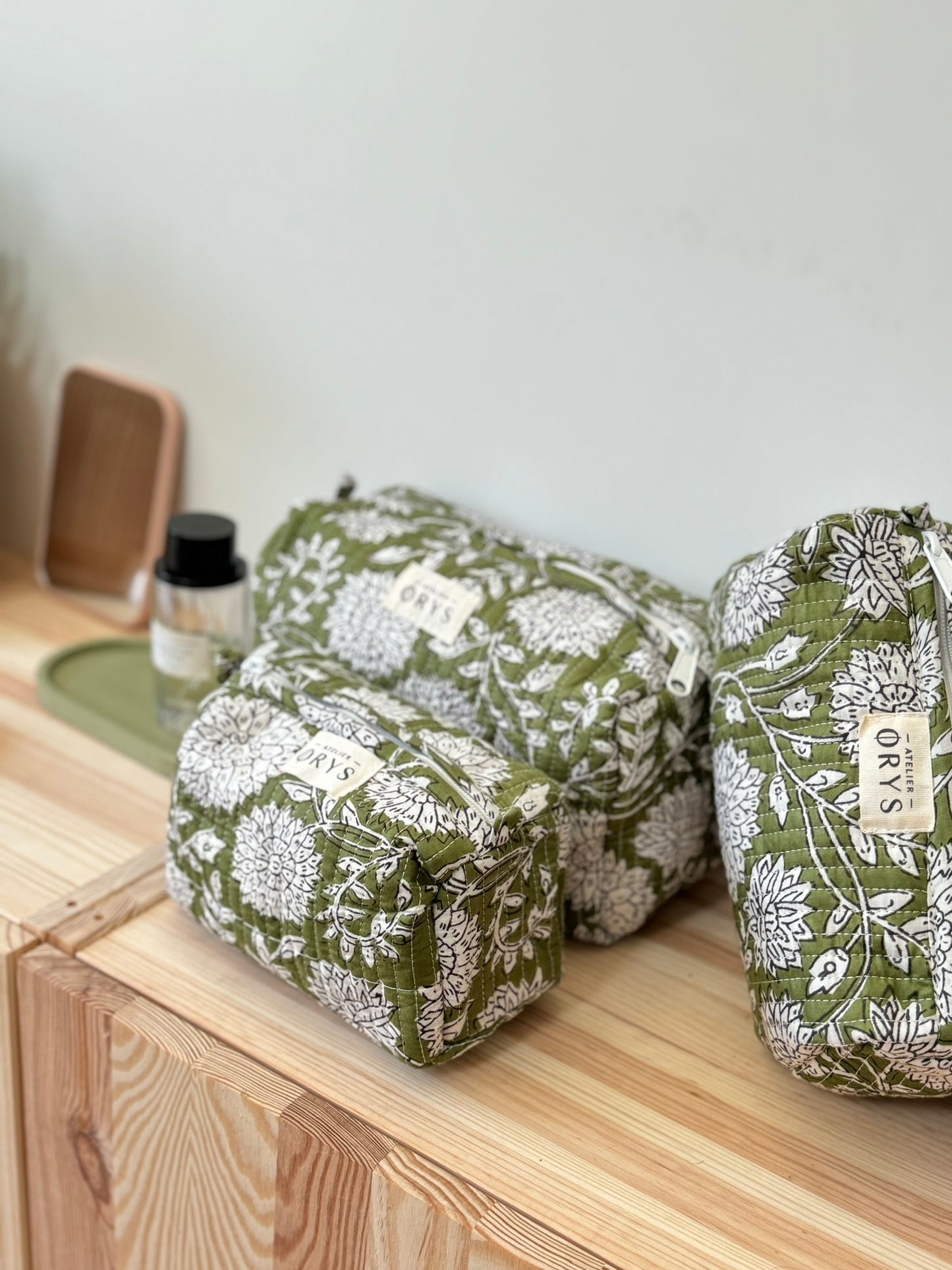 Jolie trousse de beauté ou de toilette, en coton matelassé indiens block print kaki