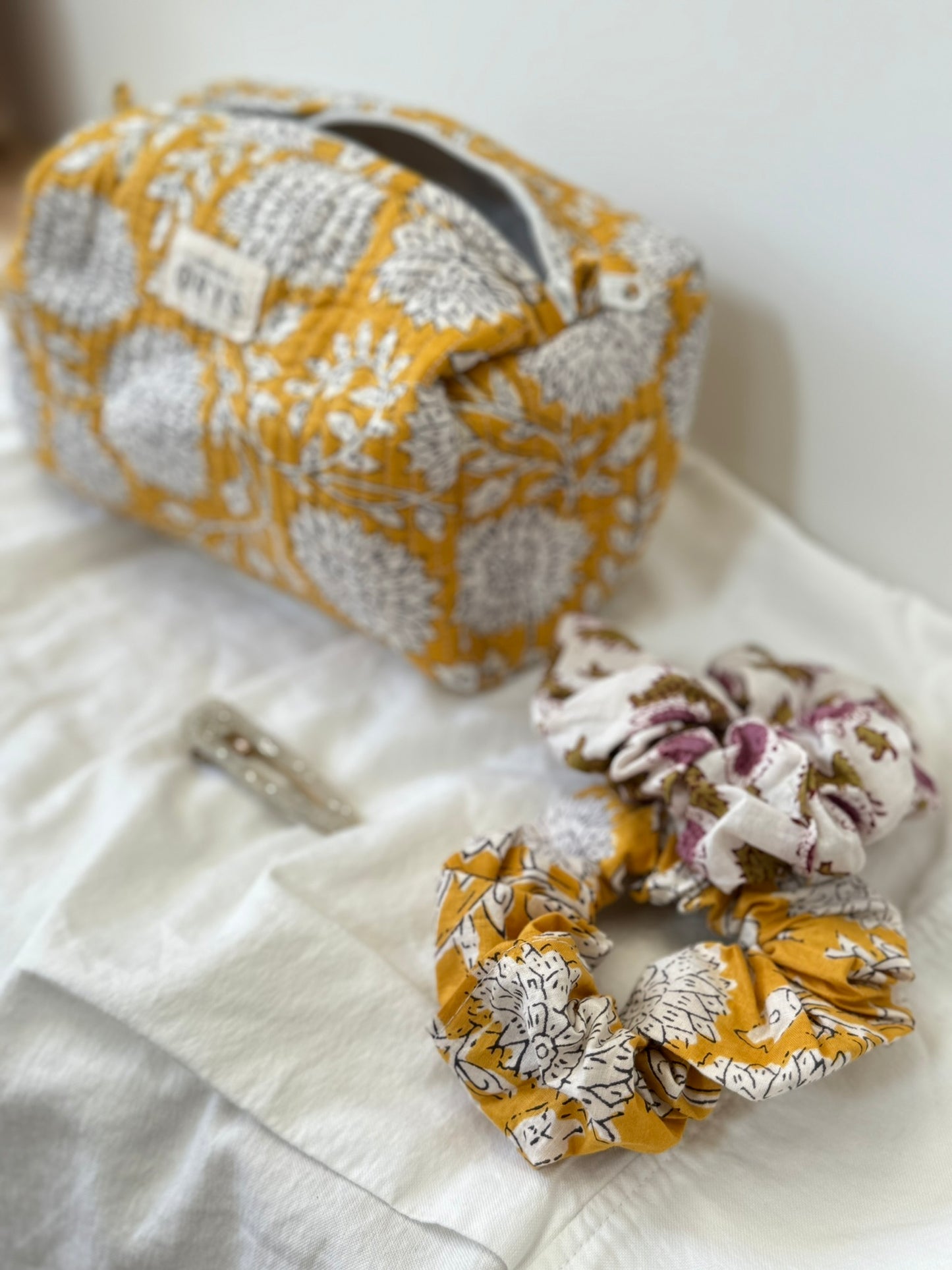 Jolie trousse de beauté ou de toilette, en coton matelassé indiens motifs floral moutarde Atelier Orys