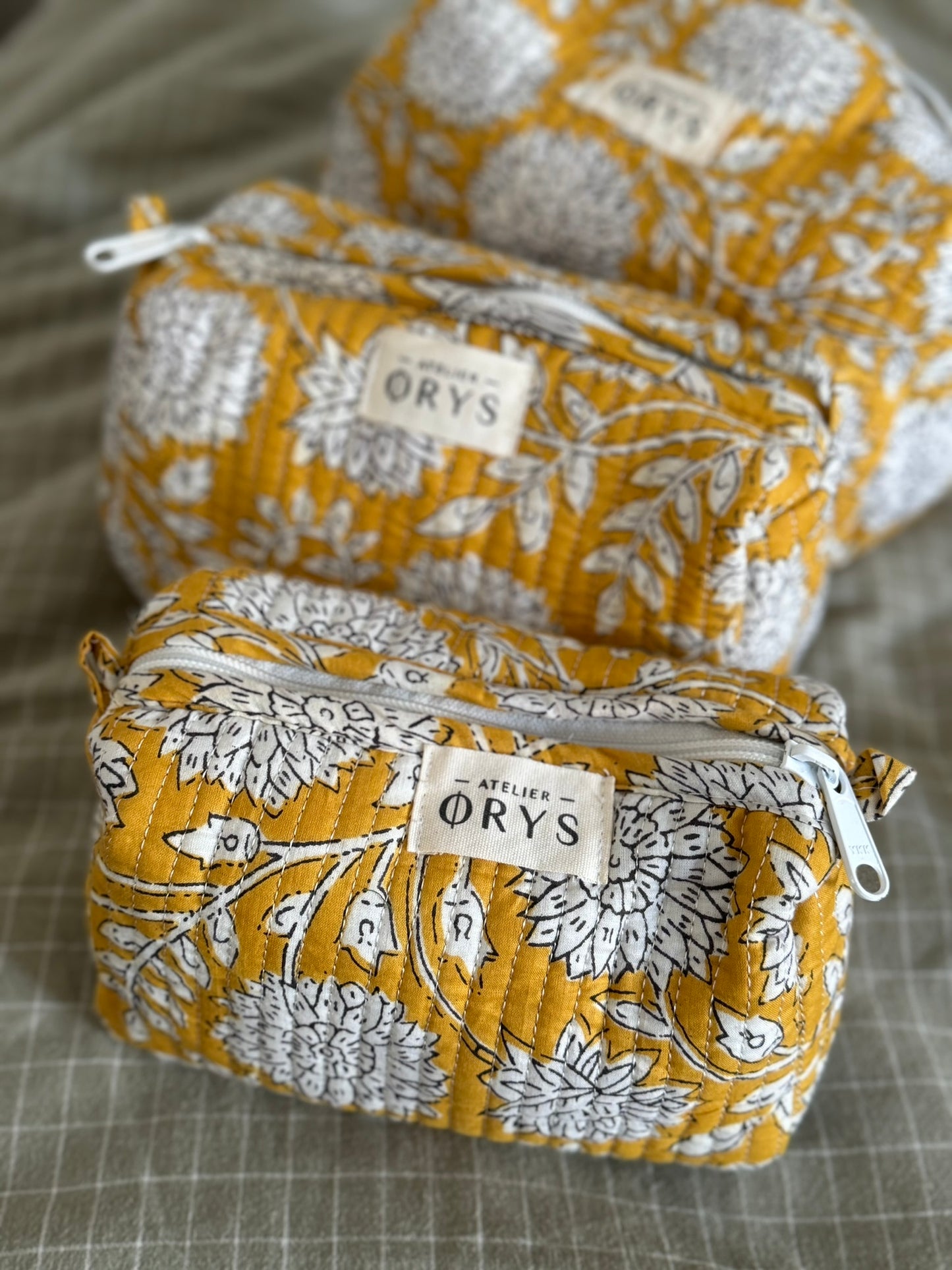 Jolie trousse de beauté ou de toilette, en coton matelassé indiens motifs floral moutarde Atelier Orys