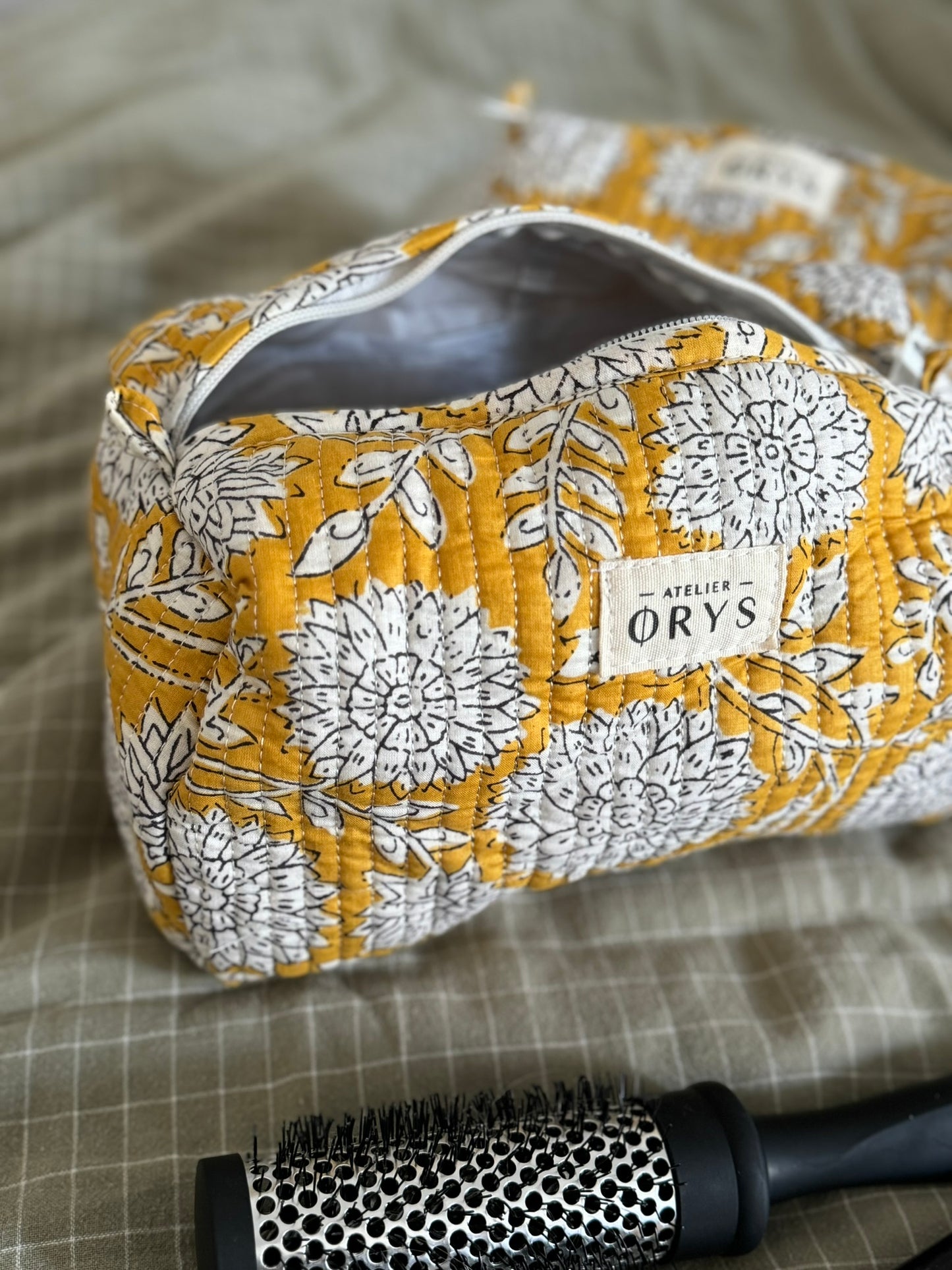 Jolie trousse de beauté ou de toilette, en coton matelassé indiens motifs floral moutarde Atelier Orys