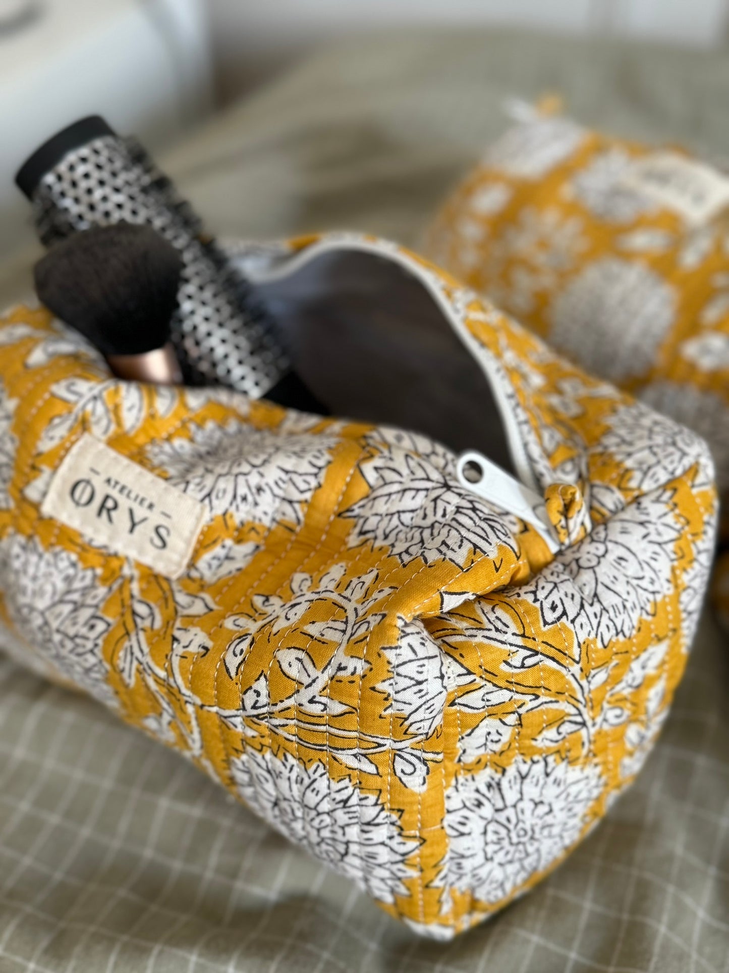 Jolie trousse de beauté ou de toilette, en coton matelassé indiens motifs floral moutarde Atelier Orys