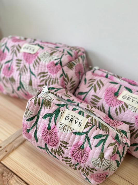 Jolie trousse de beauté ou de toilette, en coton matelassé indiens fleurs roses Atelier Orys