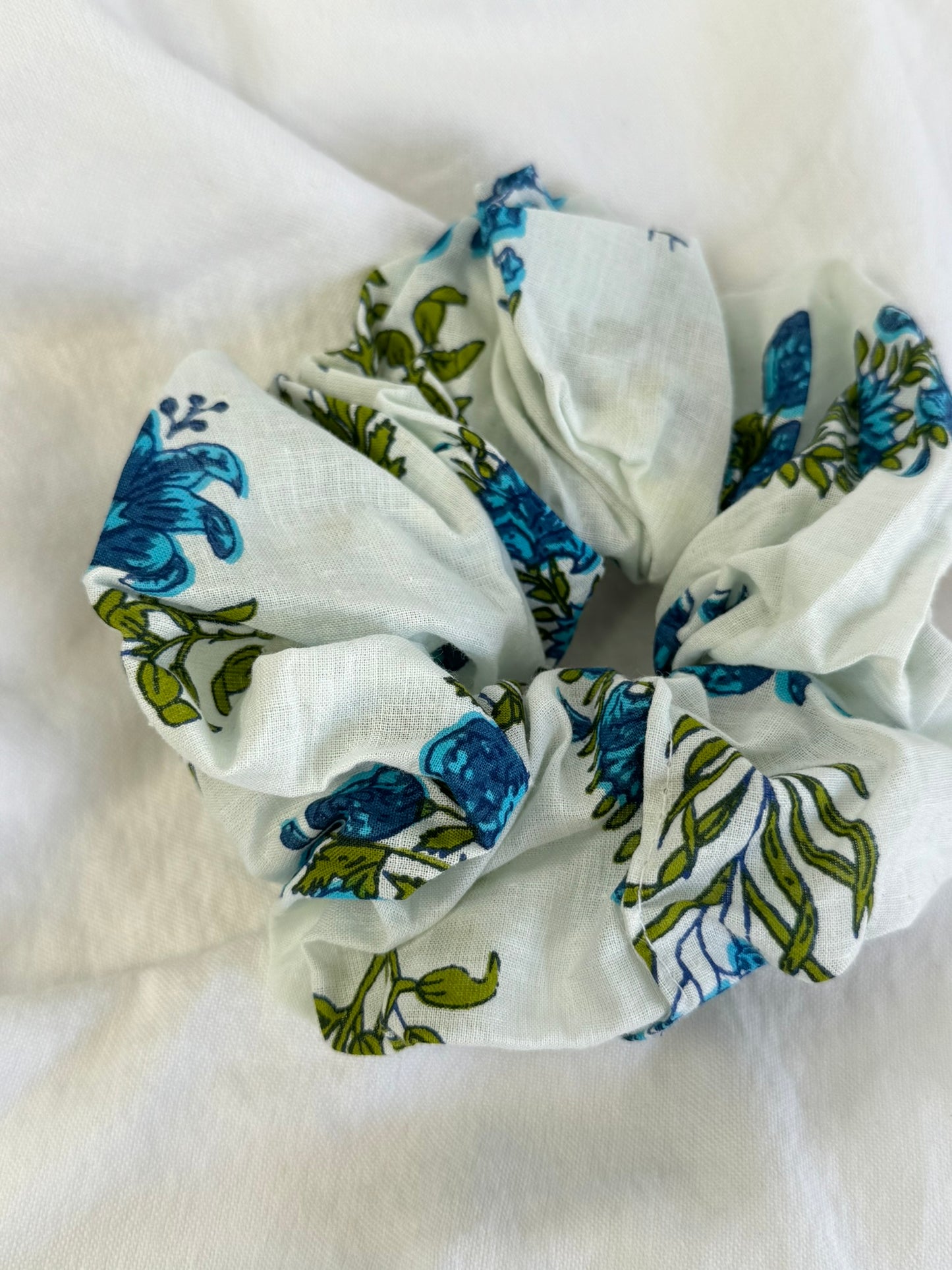 Chouchou Scrunchie motifs indien fleurs bleu