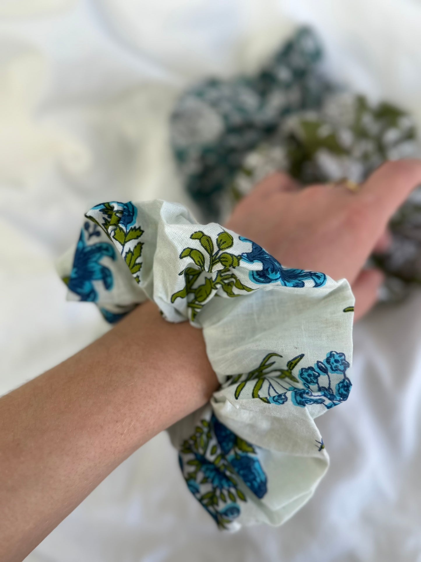 Chouchou Scrunchie motifs indien fleurs bleu