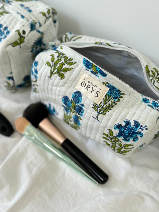 Jolie trousse de beauté ou de toilette, en coton matelassé indiens fleurs bleu électrique